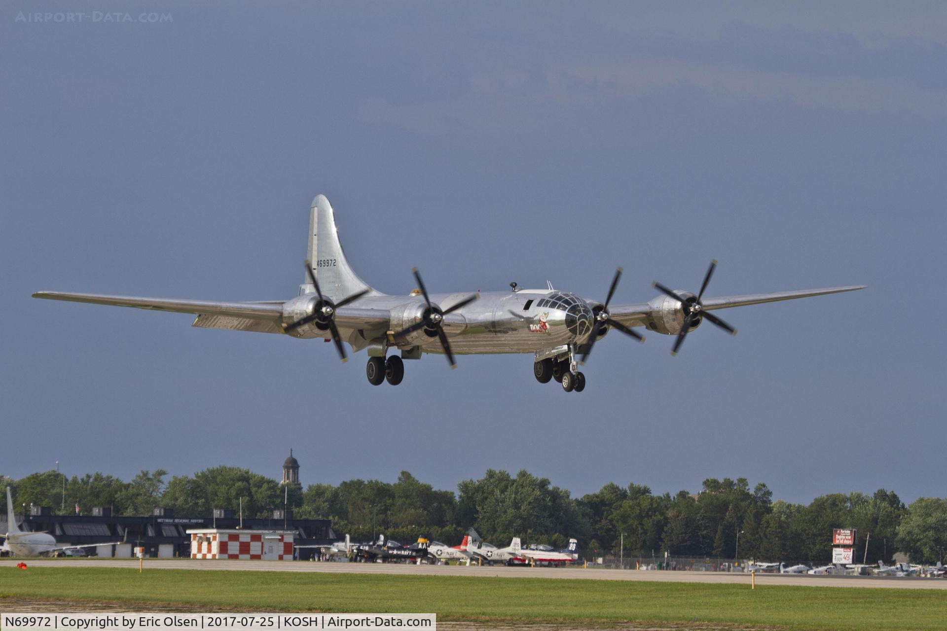 N69972, 1944 Boeing TB-29 (B-29-70-BW) Superfortress C/N 10804, DOC landing at Airventure.