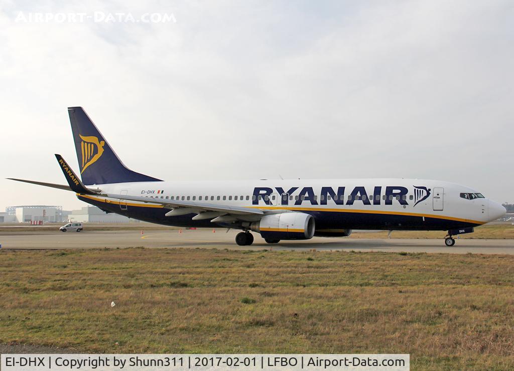 EI-DHX, 2005 Boeing 737-8AS C/N 33585, Taxiing for departure...