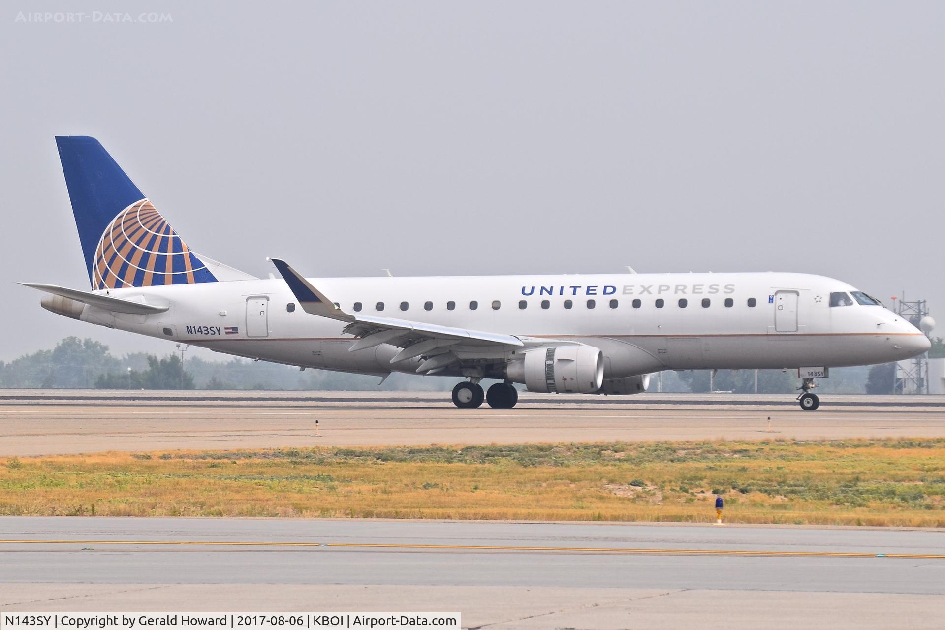 N143SY, 2015 Embraer 175LR (ERJ-170-200LR) C/N 17000476, Landing roll out on RWY 10R.