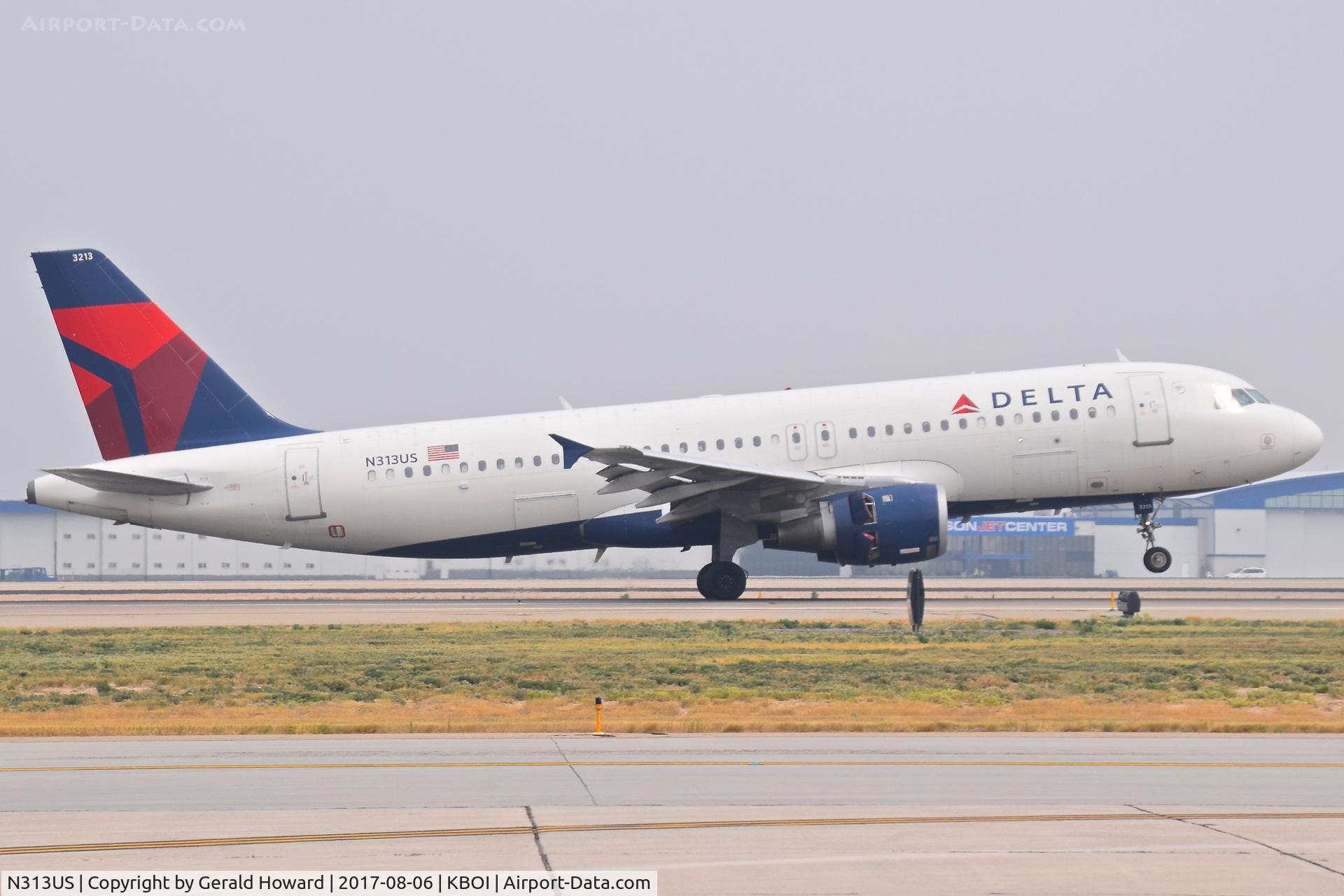 N313US, 1990 Airbus A320-211 C/N 153, Landing RWY 10R.
