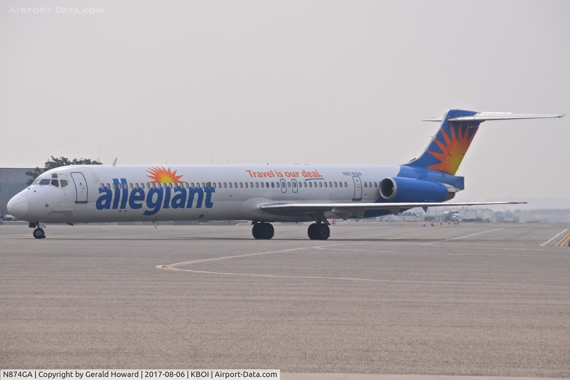 N874GA, 1987 McDonnell Douglas MD-83 (DC-9-83) C/N 49643, Turning to the gate. It is an MD-83.