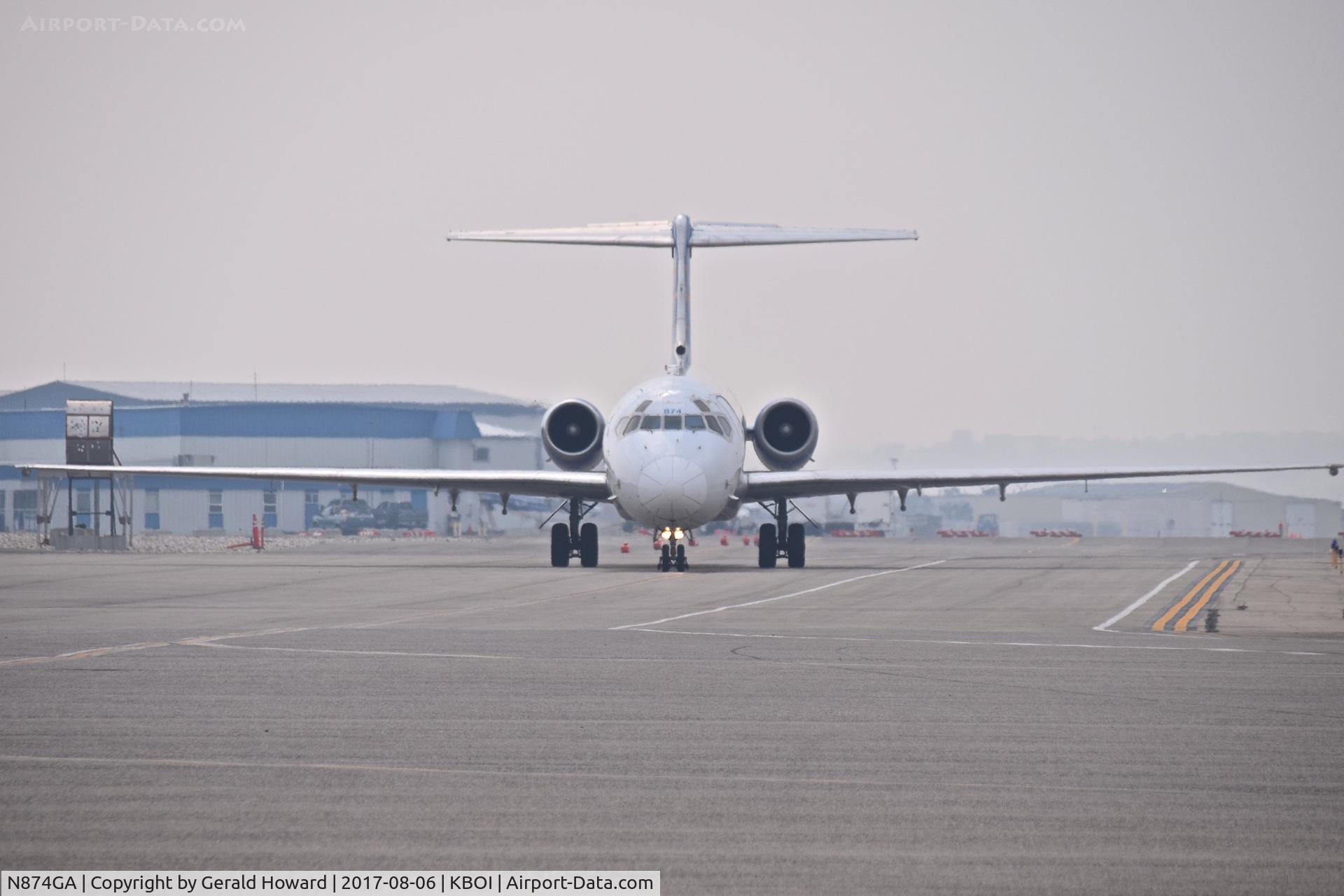 N874GA, 1987 McDonnell Douglas MD-83 (DC-9-83) C/N 49643, Coming onto the ramp. It is an MD-83.