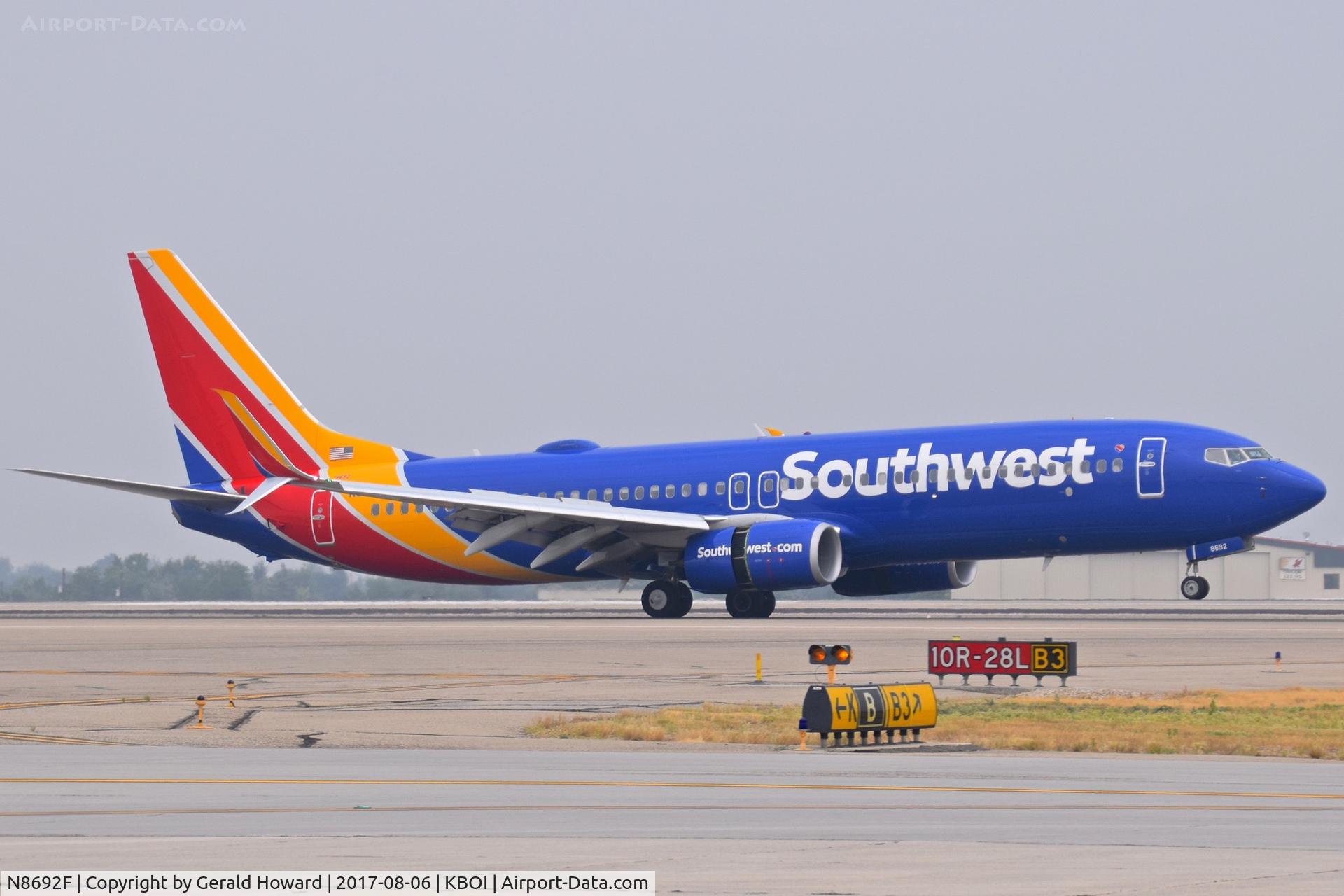 N8692F, 2016 Boeing 737-8H4 C/N 33942, Landing on RWY 10R.
