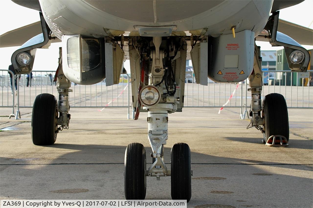 ZA369, 1982 Panavia Tornado GR.4A C/N 166/BS051/3083, Royal Air Force Panavia Tornado GR.4A, Close view of front landing gear, St Dizier-Robinson Air Base 113 (LFSI) Open day 2017