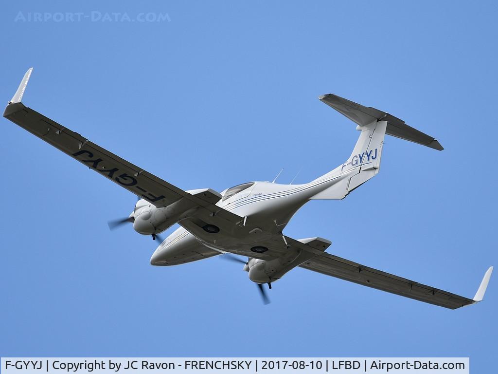 F-GYYJ, Diamond DA-42 Twin Star C/N 42.020, WAY52 landing runway 29