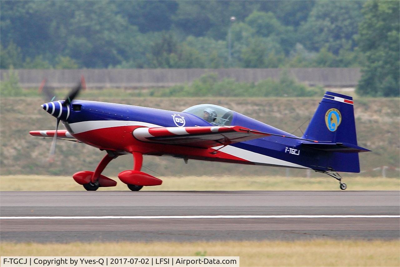 F-TGCJ, Extra EA-330SC C/N 05, Extra 330SC, French Air Force aerobatic team, Landing rwy 29, St Dizier-Robinson Air Base 113 (LFSI) Open day 2017