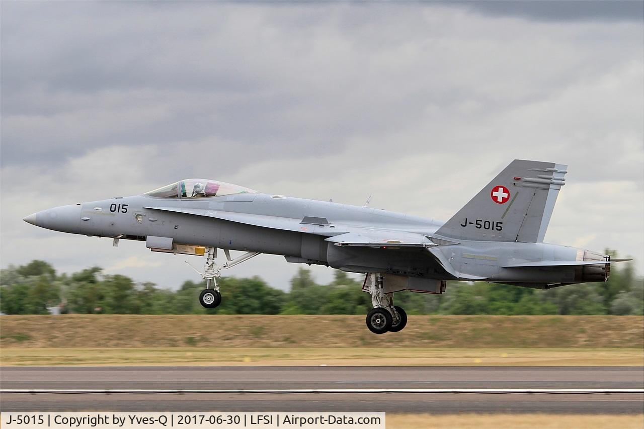 J-5015, McDonnell Douglas F/A-18C Hornet C/N 1361/SFC015, Swiss Air Force McDonnell Douglas FA-18C Hornet, Landing rwy 29, St Dizier-Robinson Air Base 113 (LFSI) Open day 2017
