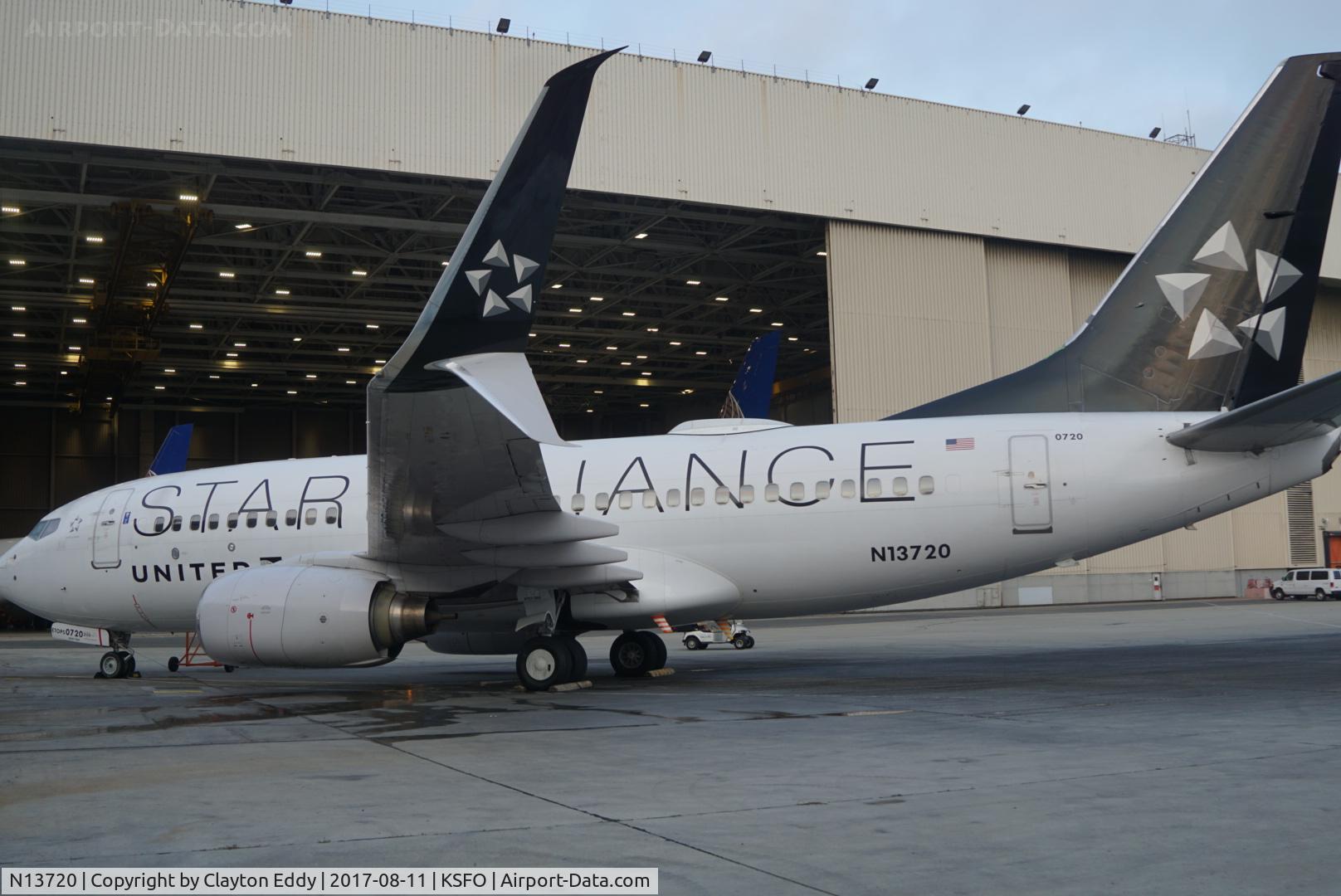 N13720, 1999 Boeing 737-724 C/N 28939, SFO 2017.