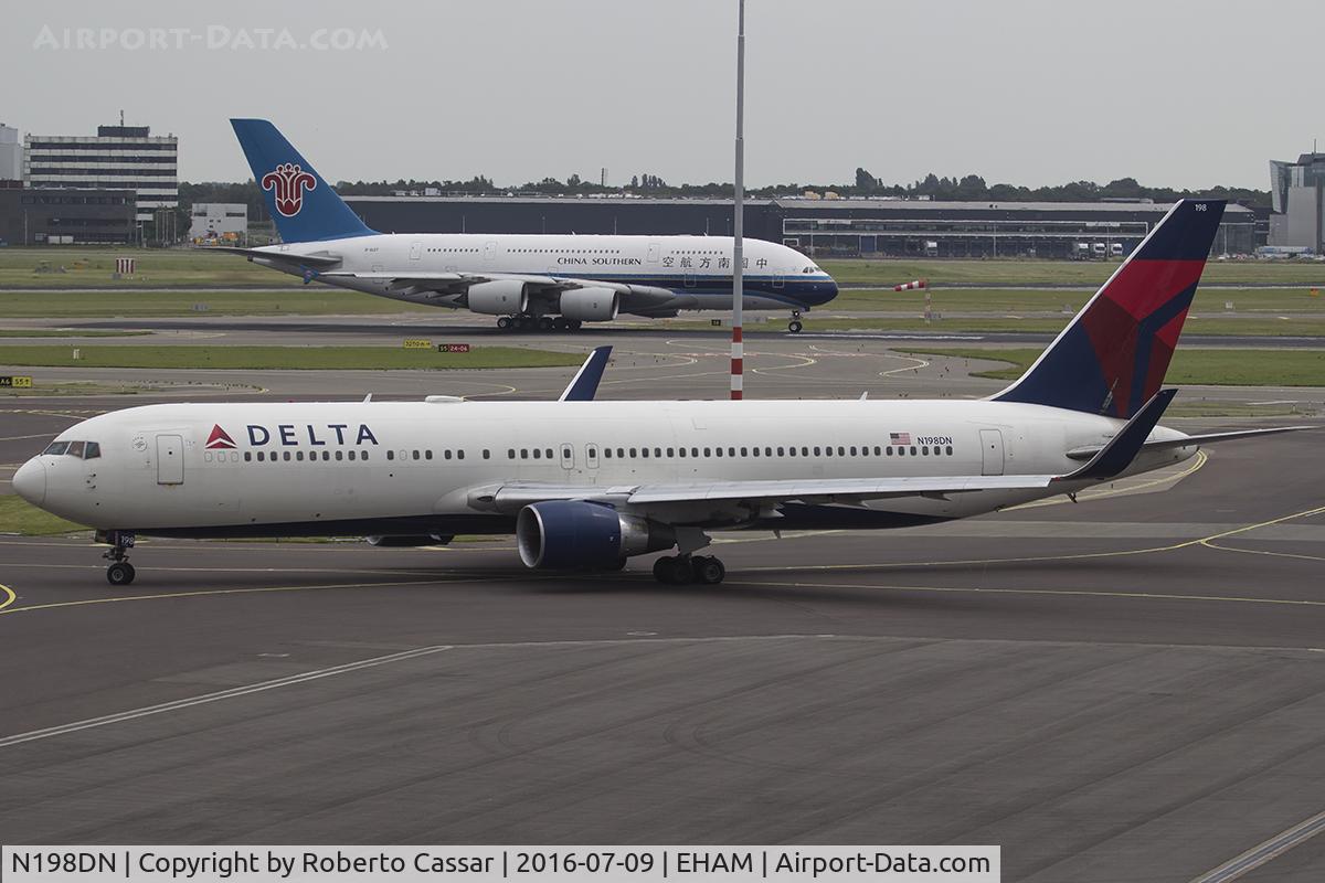 N198DN, 1998 Boeing 767-332 C/N 28455, Schiphol