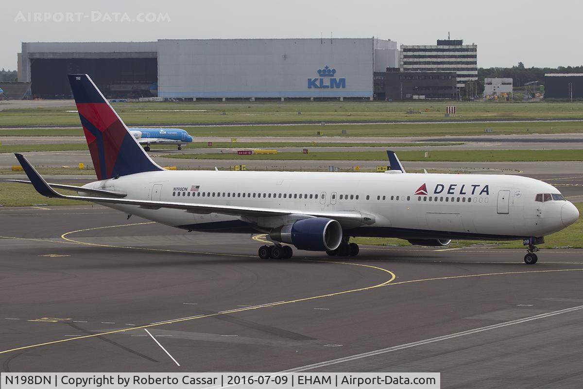 N198DN, 1998 Boeing 767-332 C/N 28455, Schiphol