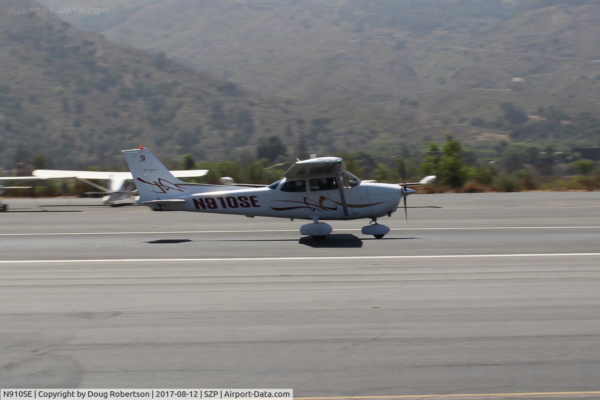 N910SE, 2006 Cessna 172S C/N 172S59604, 2006 Cessna 172S SKYHAWK SP, Lycoming IO-360-L2A 180 Hp, landing roll Rwy 22