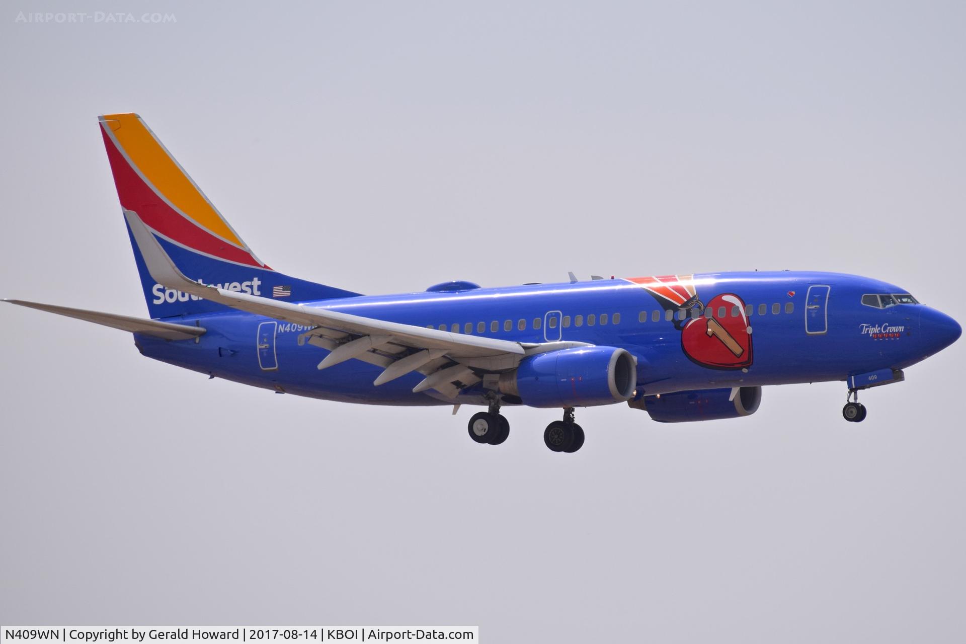 N409WN, 2001 Boeing 737-7H4 C/N 27896, Landing RWY 28L.