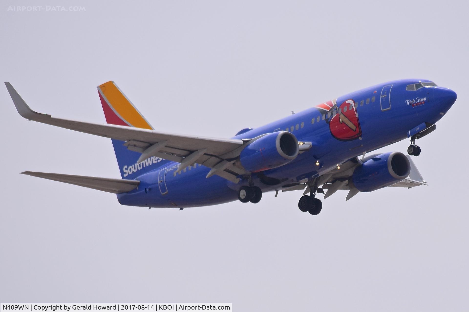 N409WN, 2001 Boeing 737-7H4 C/N 27896, Making a go around due to aircraft still on RWY 28L.