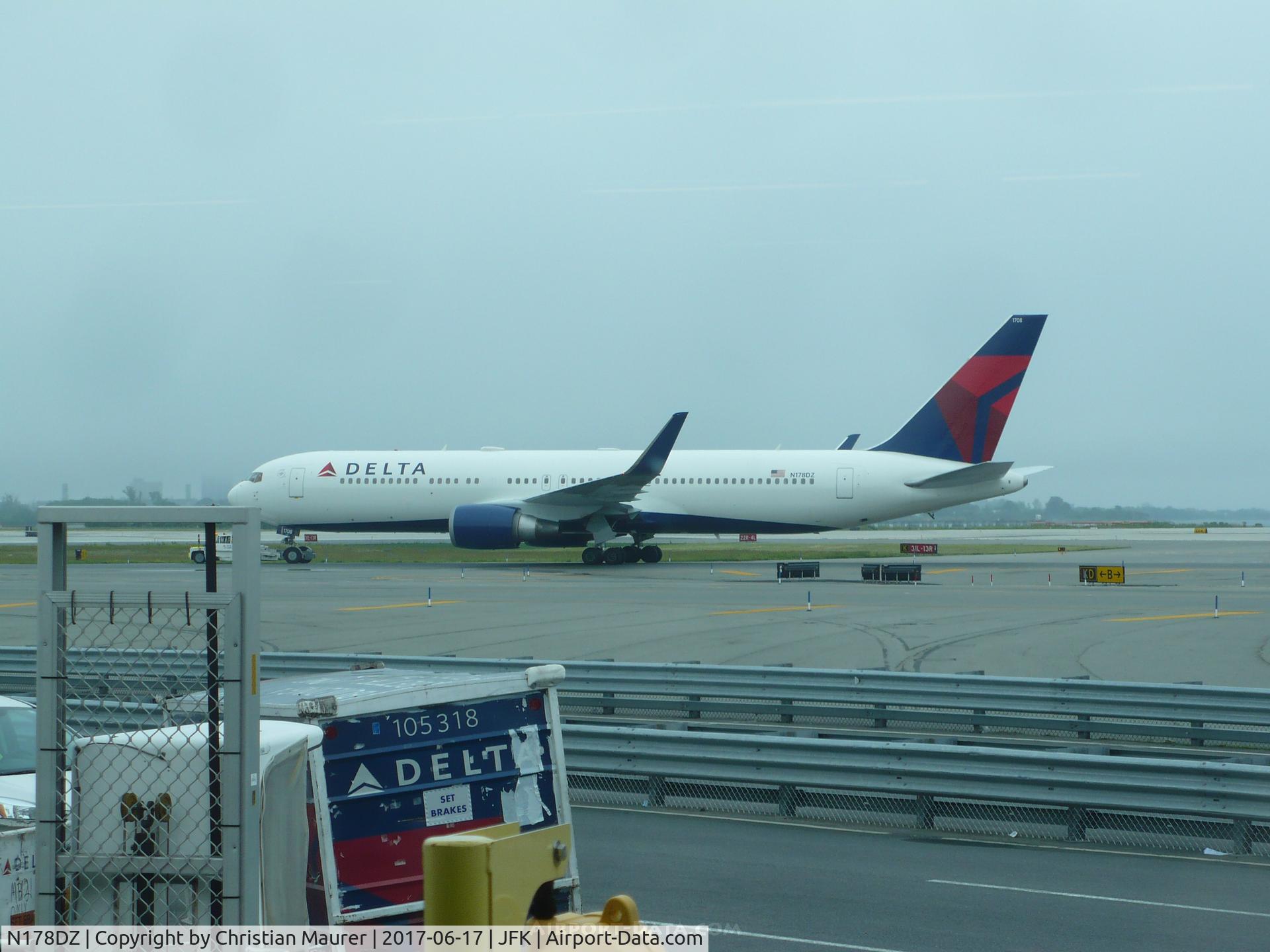 N178DZ, 2000 Boeing 767-332/ER C/N 30596, Boeing 767-300ER