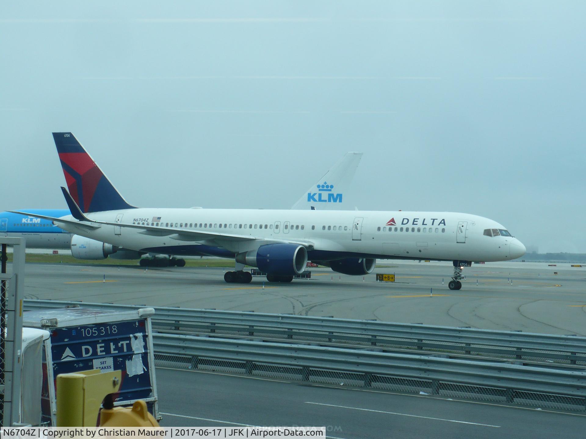 N6704Z, 2000 Boeing 757-232 C/N 30396, Boeing 757-200