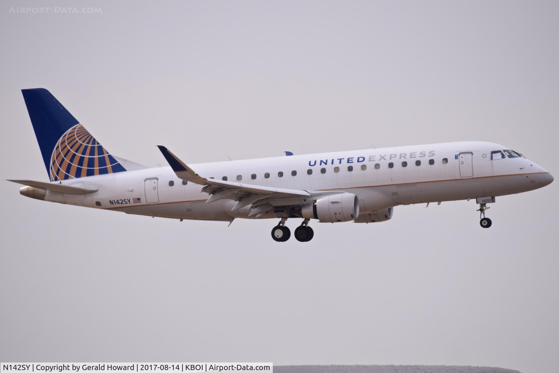 N142SY, 2015 Embraer 175LR (ERJ-170-200LR) C/N 17000475, Landing RWY 28L.