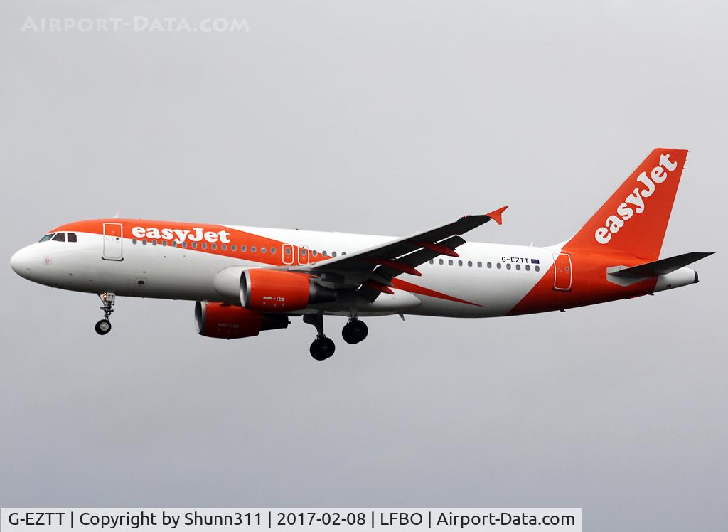 G-EZTT, 2010 Airbus A320-214 C/N 4219, Landing rwy 32L in new c/s