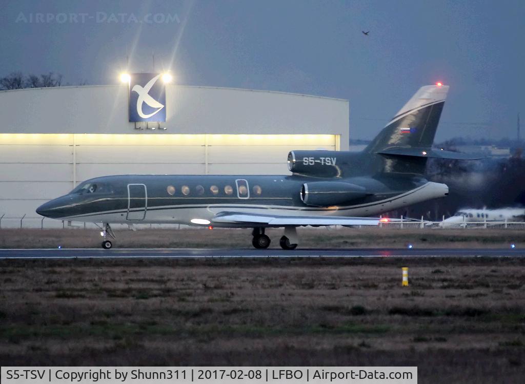 S5-TSV, 2001 Dassault Falcon 50EX C/N 315, Ready for take off from rwy 32L