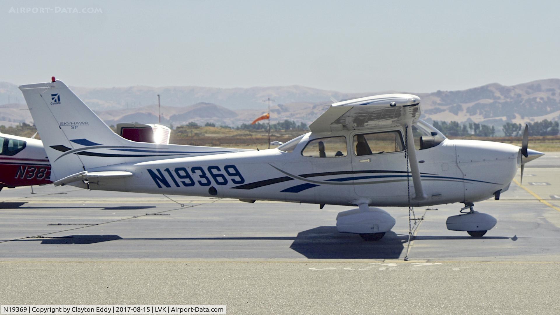 N19369, 2006 Cessna 172S C/N 172S-10130, Livermore Airport California. 2017.