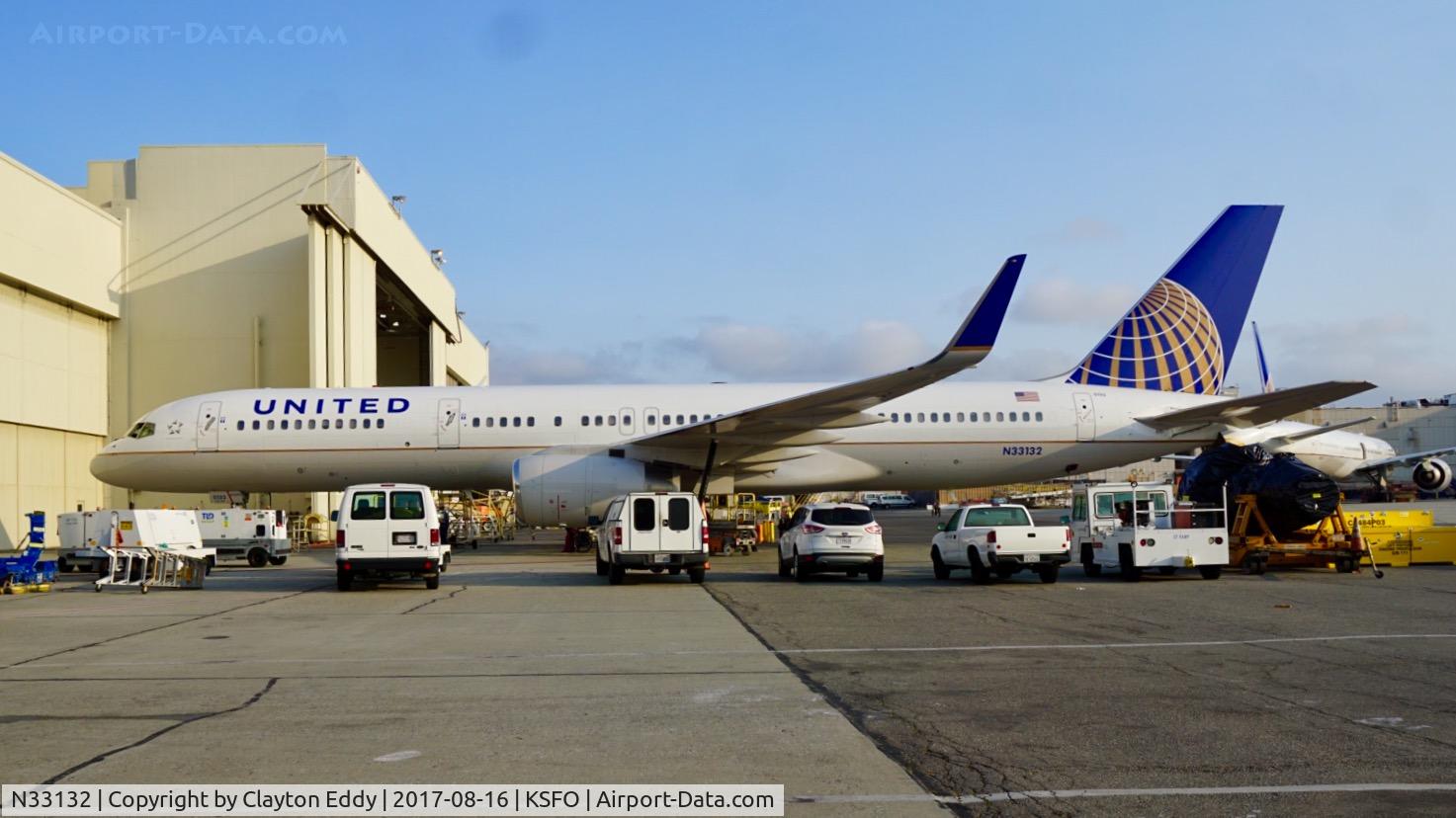 N33132, 1998 Boeing 757-224 C/N 29281, SFO 2017.