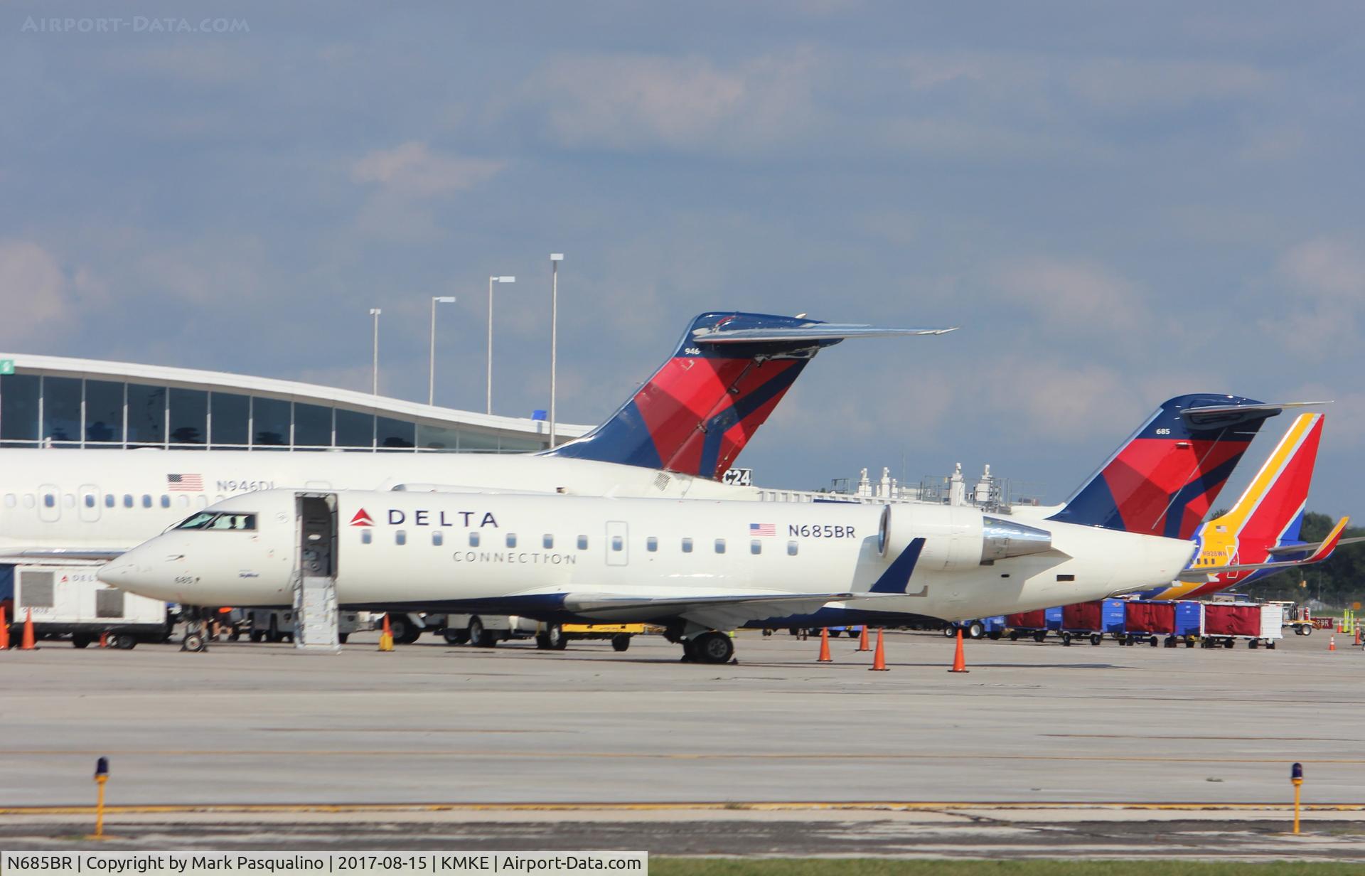 N685BR, 2002 Bombardier CRJ-200ER (CL-600-2B19) C/N 7712, CL-600-2B19