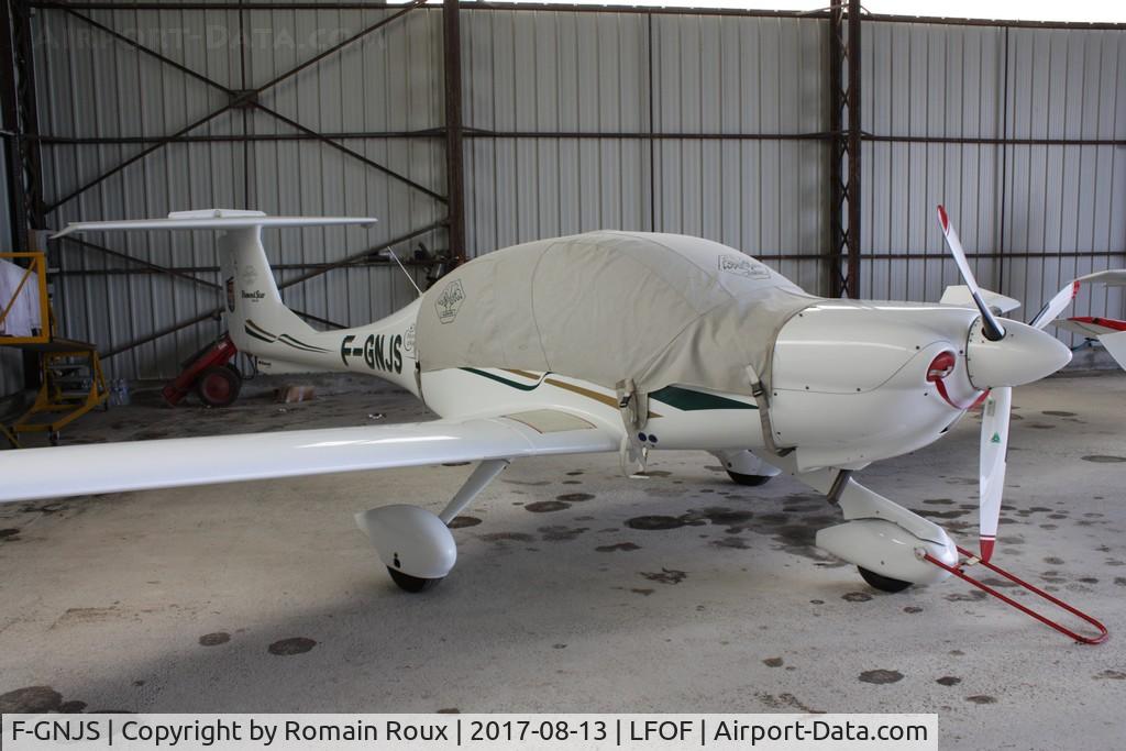 F-GNJS, Diamond DA-40 Diamond Star C/N 40.075, Parked