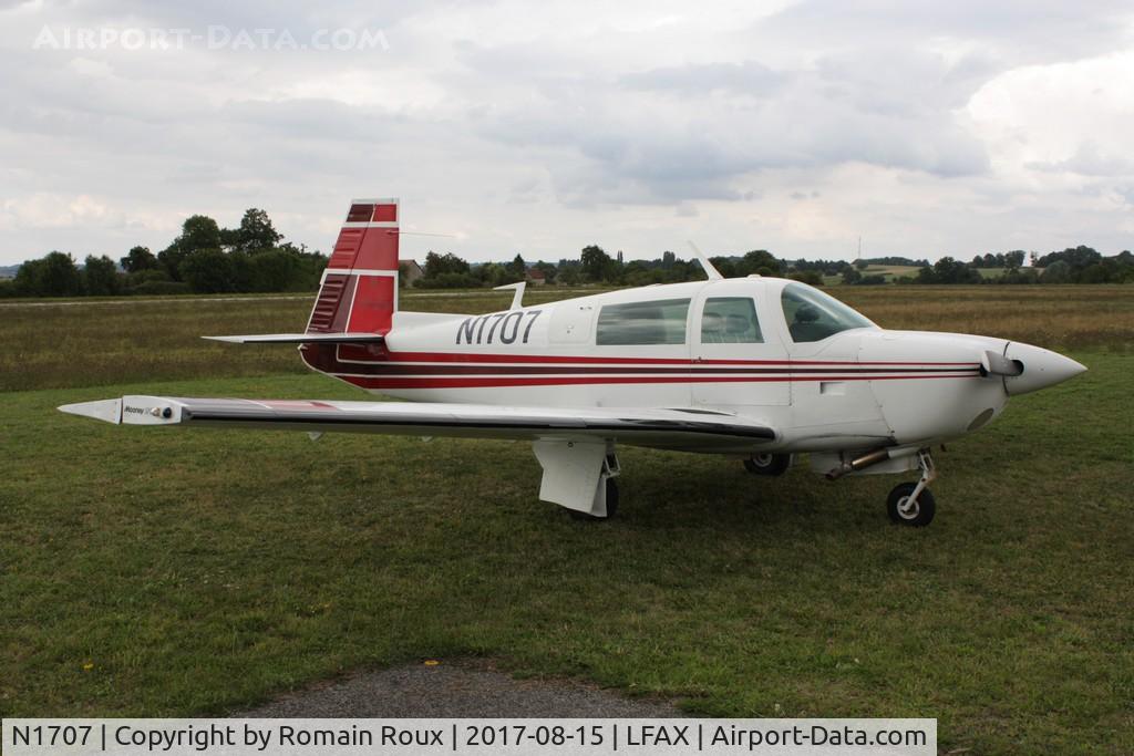 N1707, 1977 Mooney M20J 201 C/N 24-0263, Parked