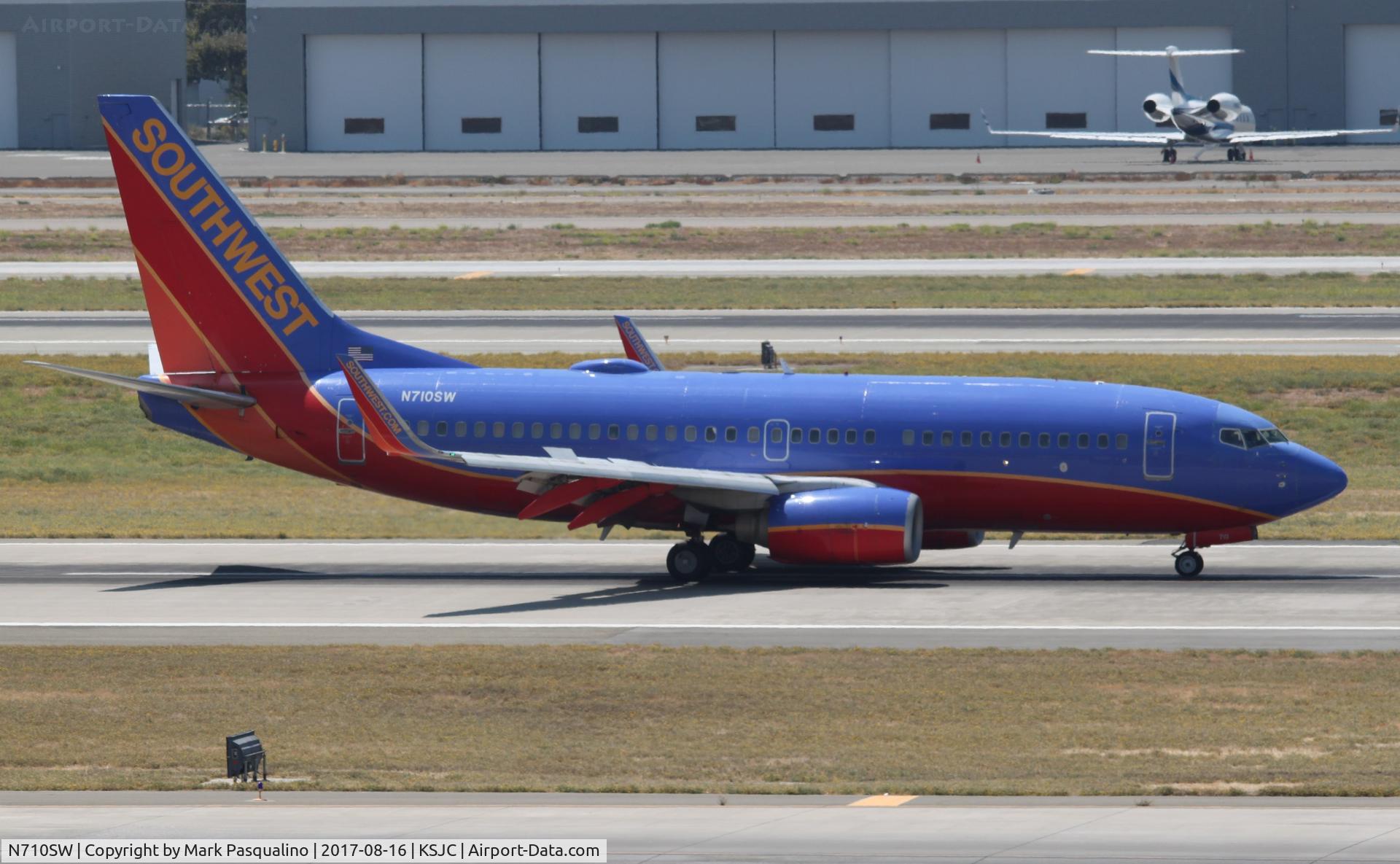 N710SW, 1998 Boeing 737-7H4 C/N 27844, Boeing 737-700