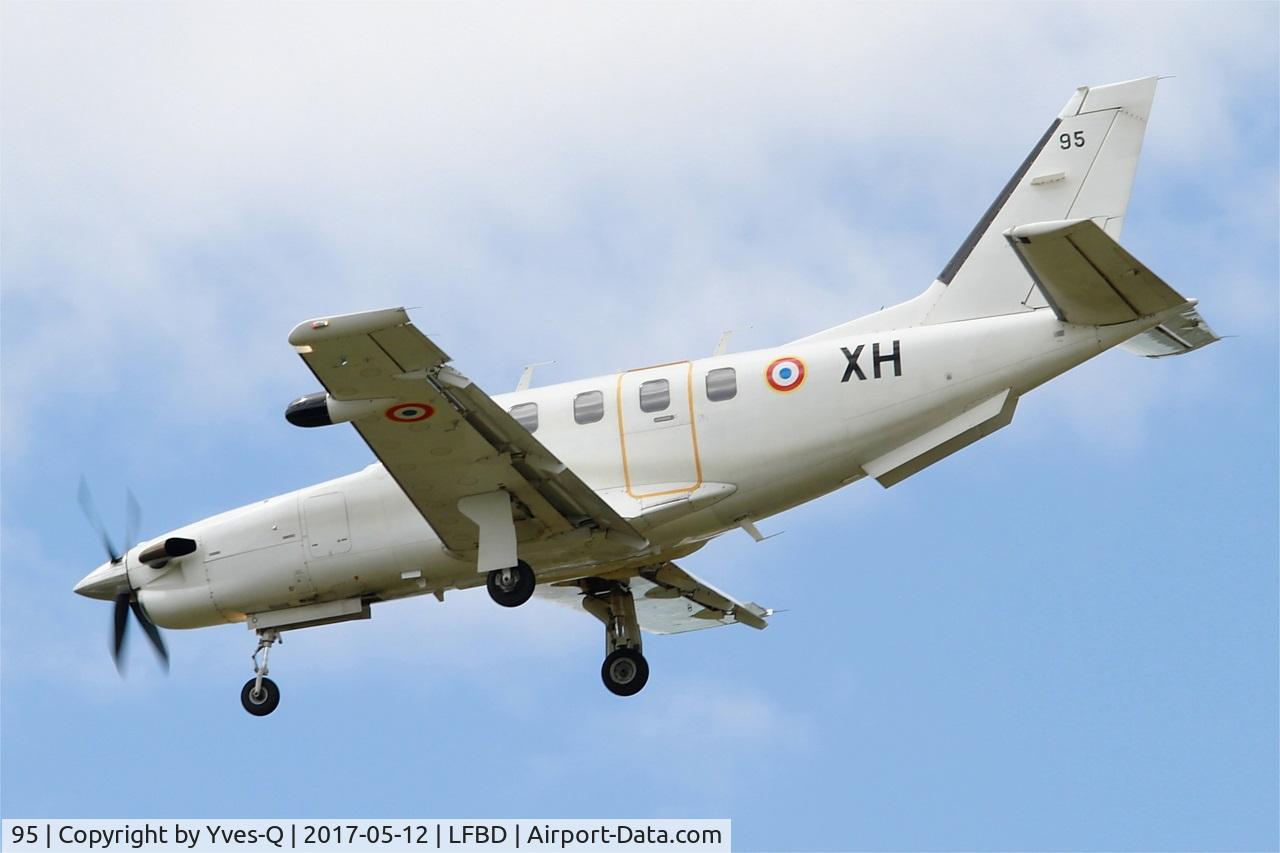 95, Socata TBM-700A C/N 95, Socata TBM-700A, On final rwy 23, Bordeaux-Mérignac airport (LFBD-BOD)