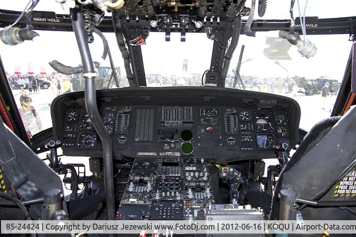 85-24424, Sikorsky UH-60A Black Hawk C/N 70-903, Cockpit of UH-60A Blackhawk 85-24424