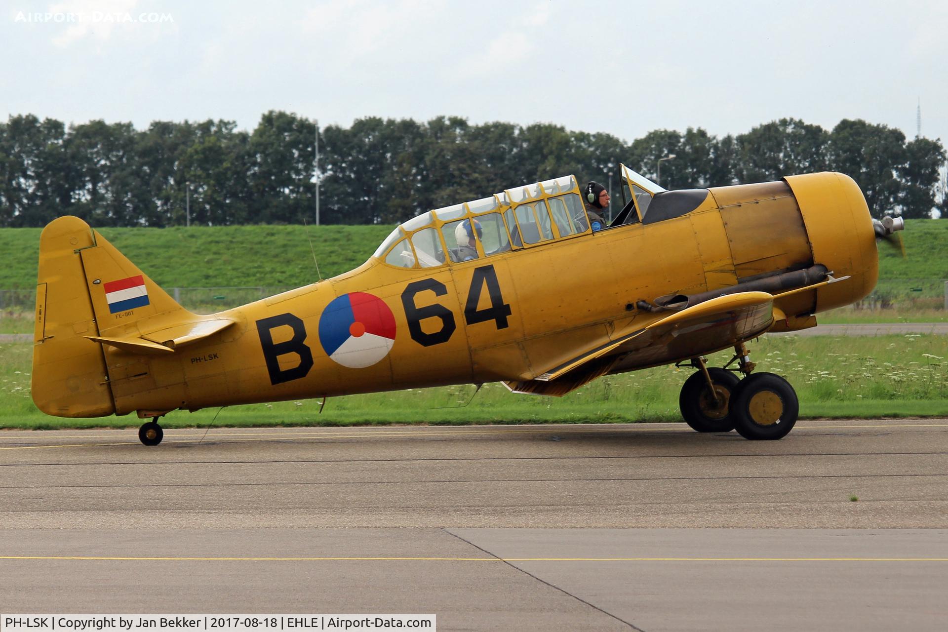 PH-LSK, 1942 Noorduyn AT-16 Harvard IIB C/N 14-641, Lelystad AirportEKLE