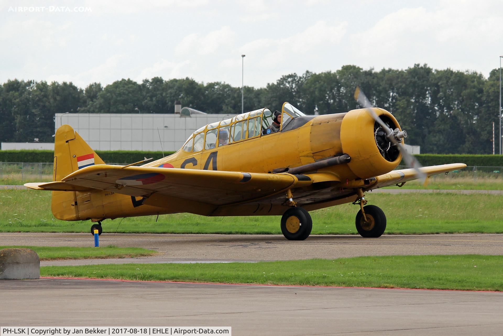PH-LSK, 1942 Noorduyn AT-16 Harvard IIB C/N 14-641, Lelystad Airport