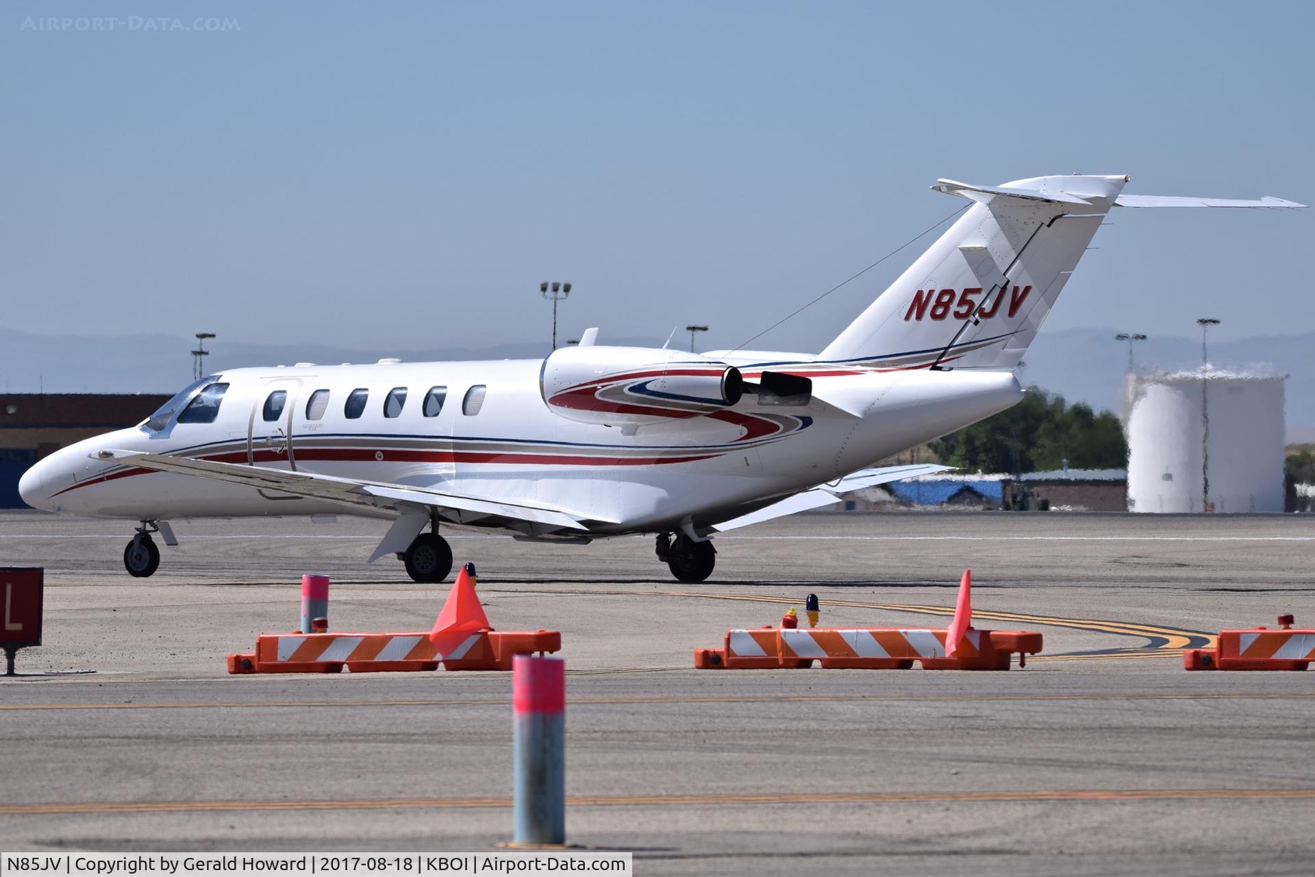 N85JV, 2002 Cessna 525A CitationJet CJ2 C/N 525A0085, Waiting to cross RWY 28R.