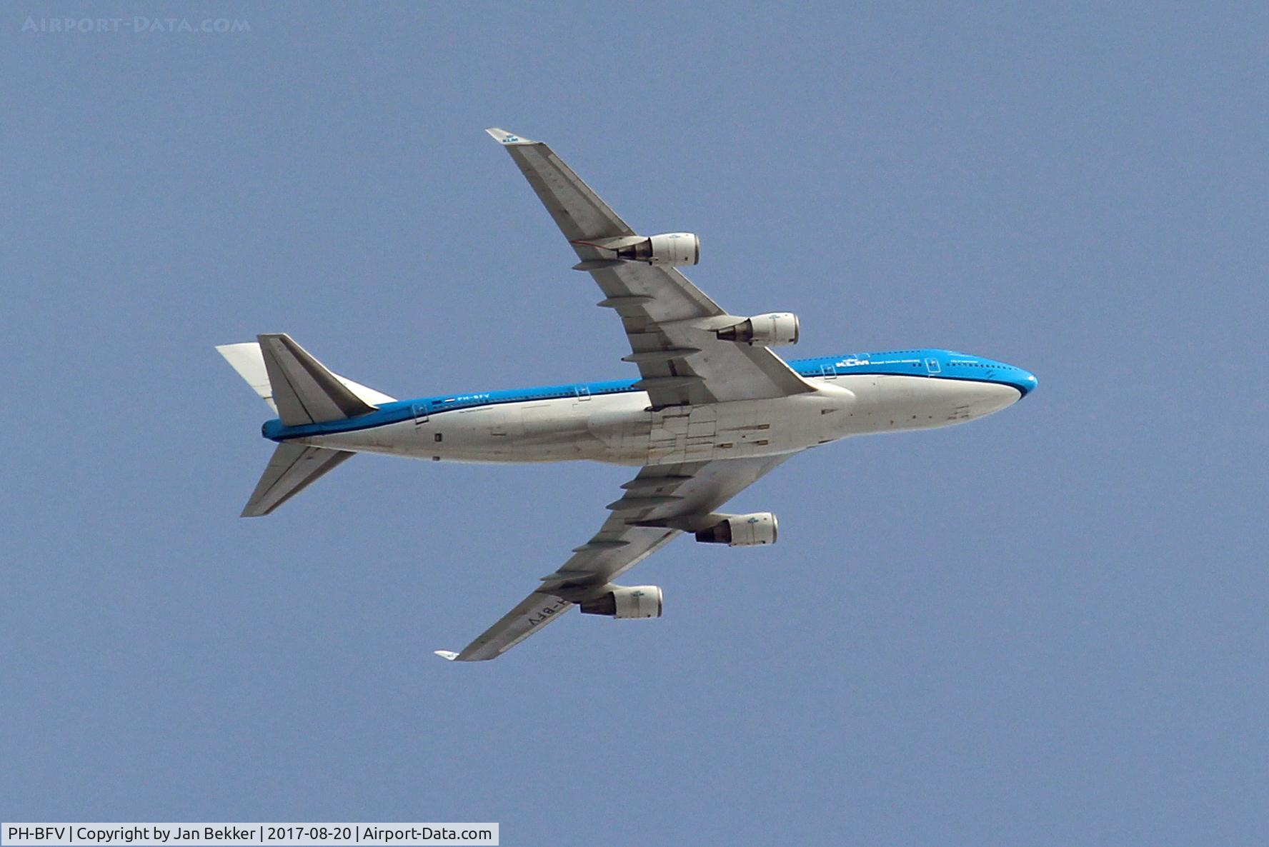 PH-BFV, 1999 Boeing 747-406BC C/N 28460, 10.000 ft over our garden direction Schiphol (EHAM)