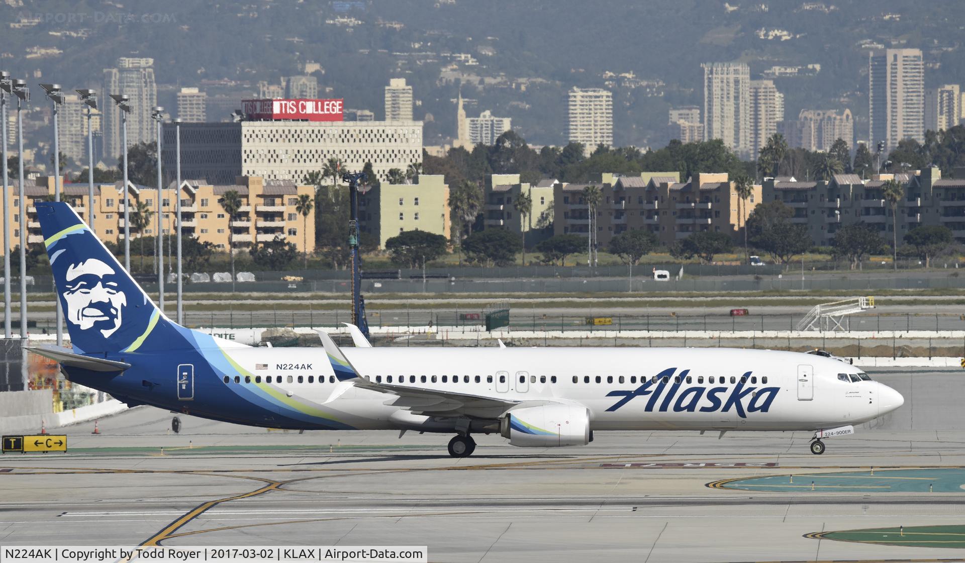 N224AK, 2016 Boeing 737-990/ER C/N 62680, Taxiing to gate