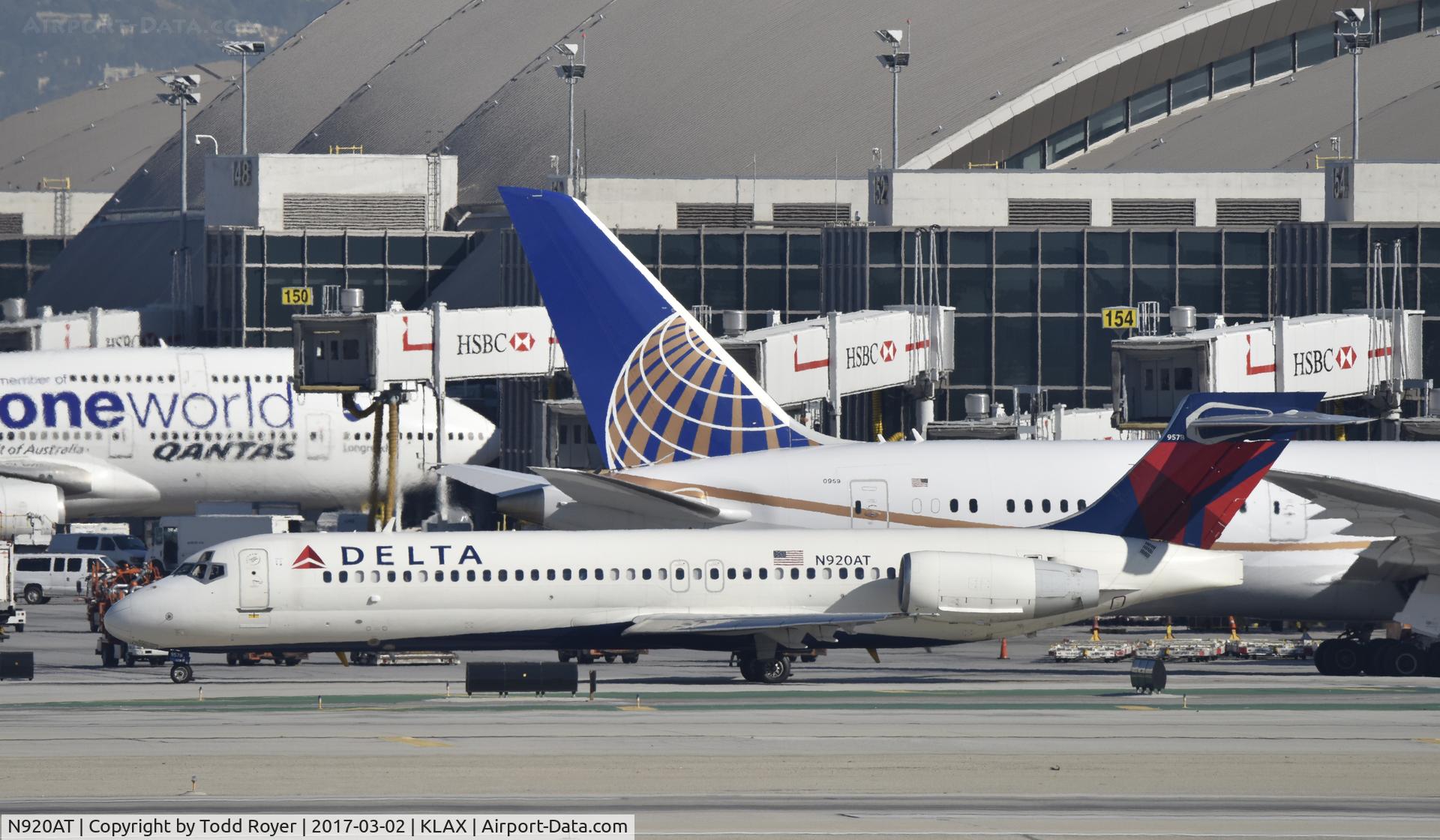 N920AT, 2000 Boeing 717-200 C/N 55083, Taxiing to gate at LAX