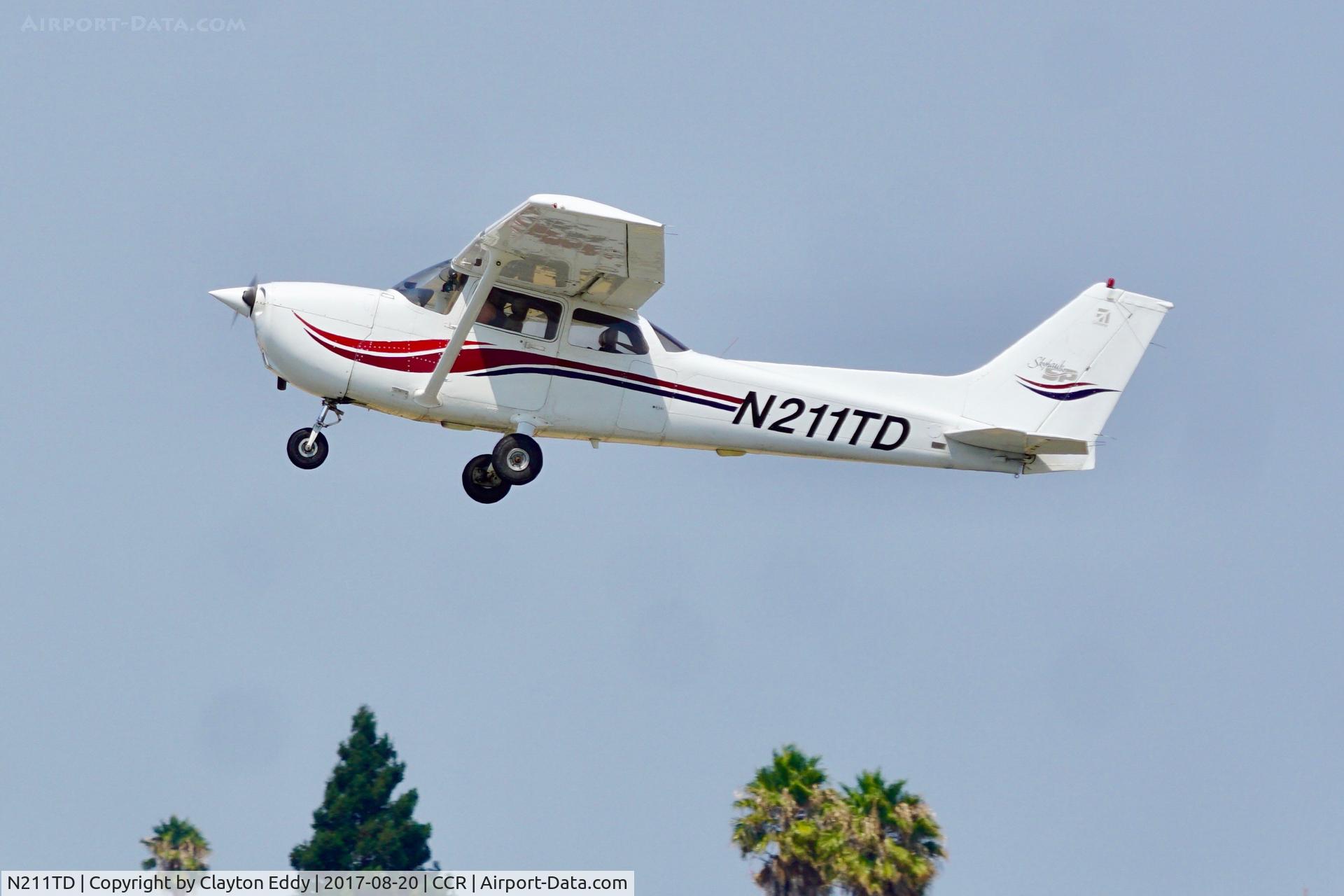 N211TD, 2000 Cessna 172S C/N 172S8524, Buchanan Field Concord California. 2017.