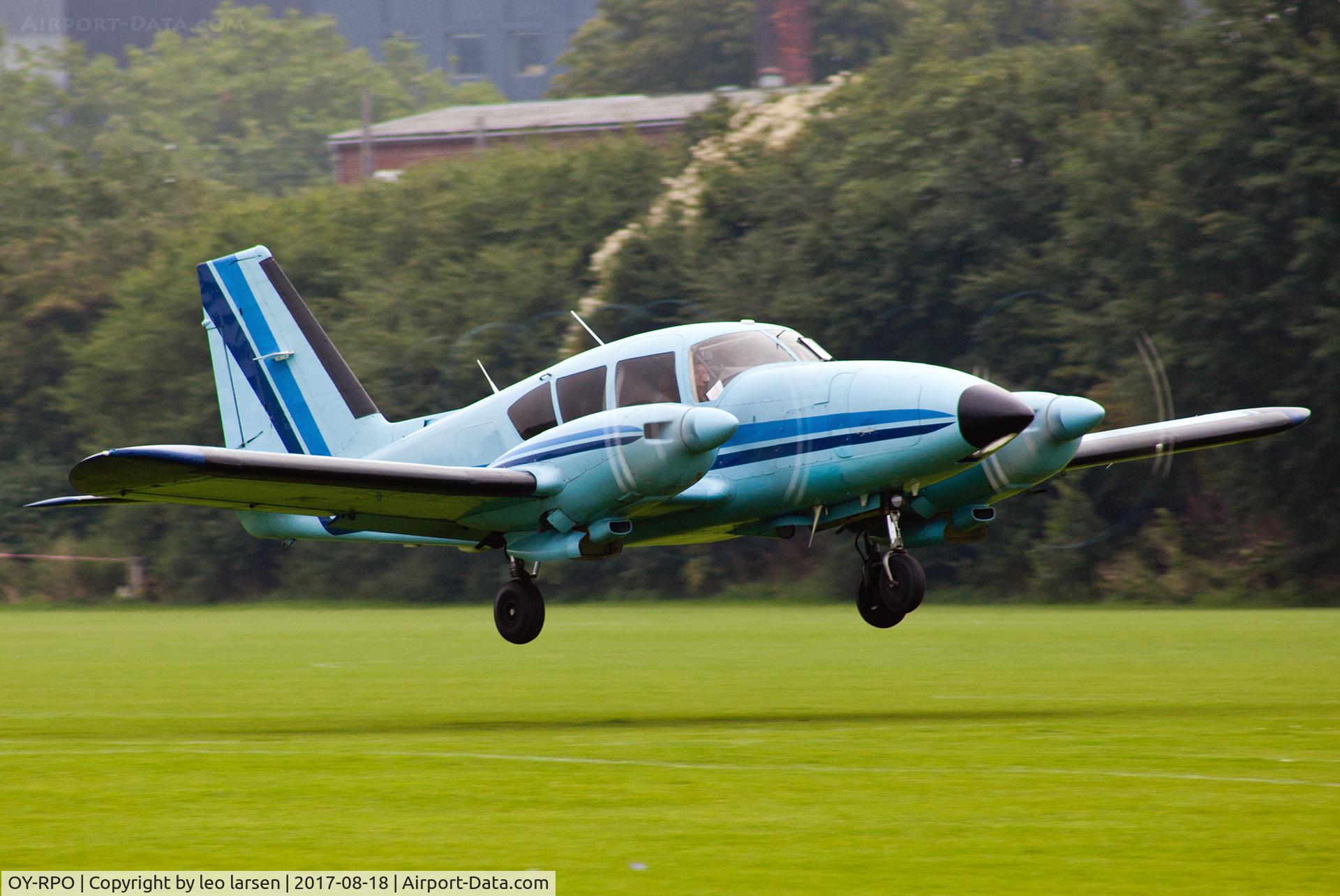 OY-RPO, 1975 Piper PA-23-250 Aztec C/N 27-7554144, Copenhagen Kløvermarken 18.8.2017
