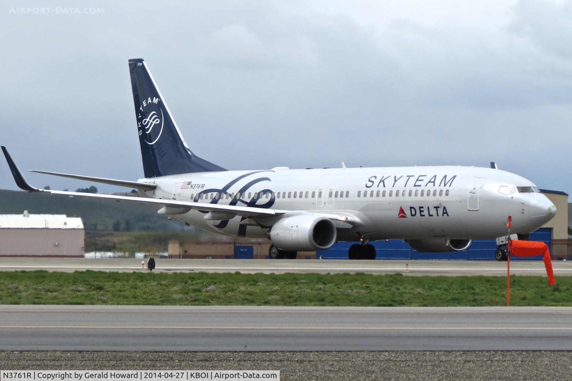 N3761R, 2001 Boeing 737-832 C/N 29628, Taxing off RWY 10R onto Delta.