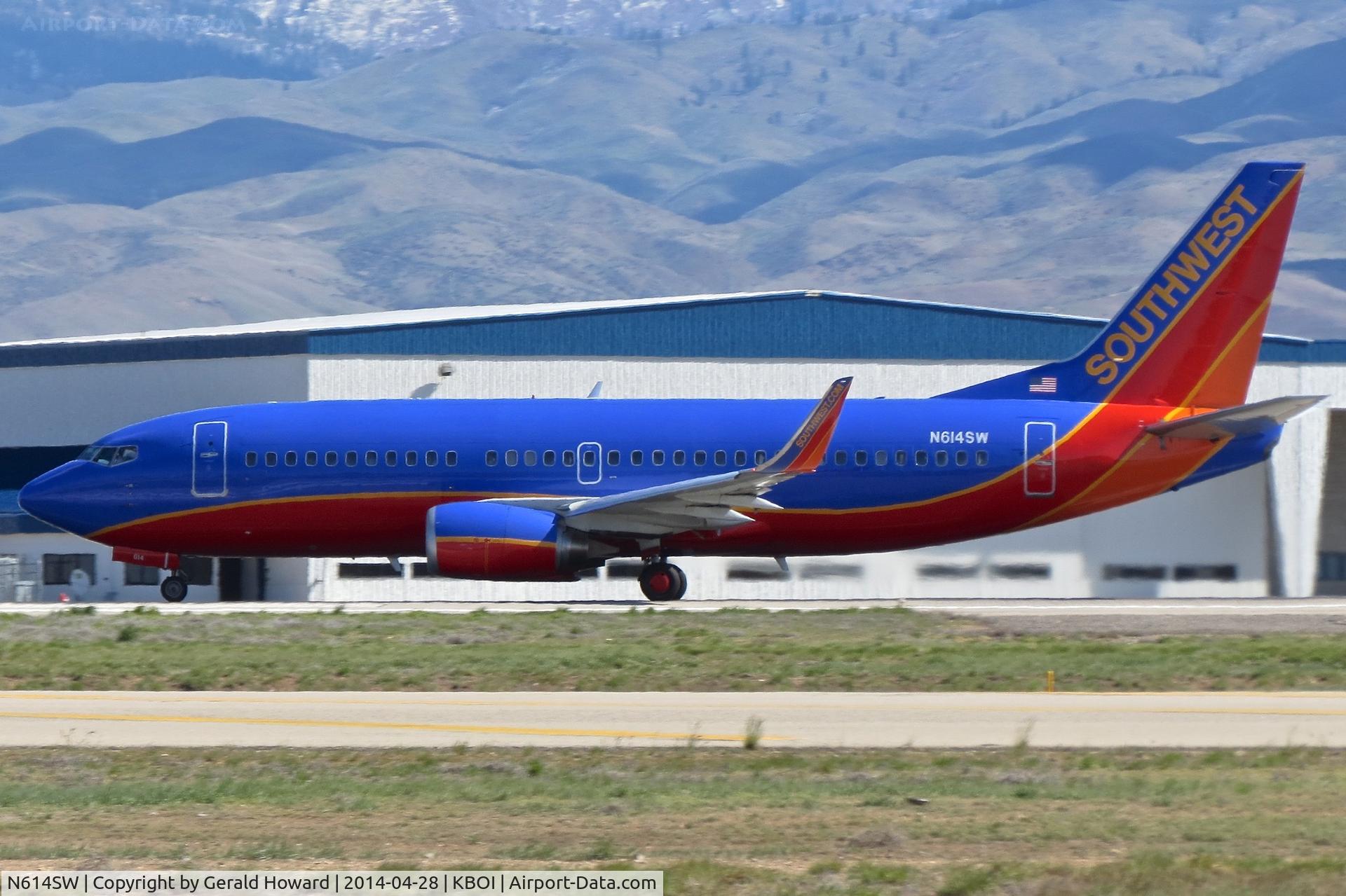 N614SW, 1995 Boeing 737-3H4 C/N 28033, Take off roll on RWY 28R.