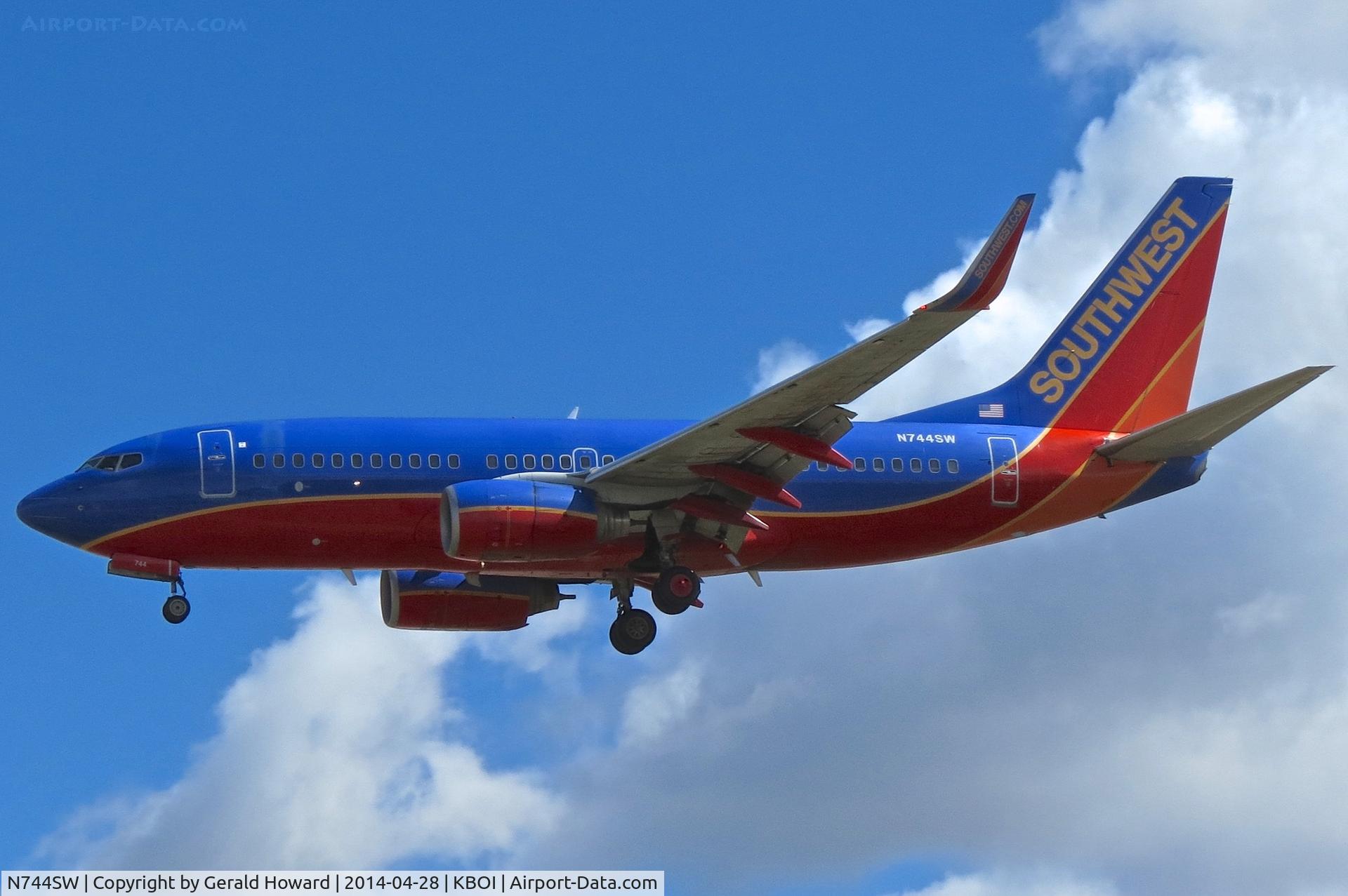 N744SW, 1999 Boeing 737-7H4 C/N 29490, Landing approach to RWY 28R.