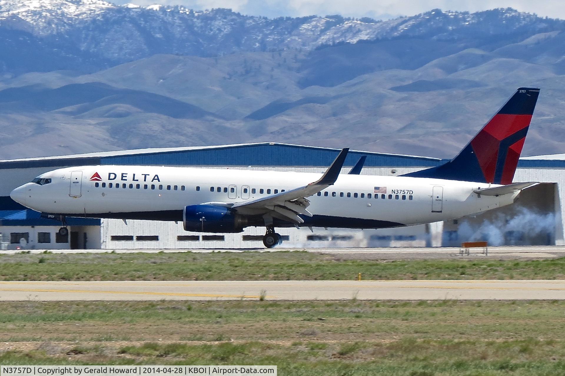 N3757D, 2001 Boeing 737-832 C/N 30813, Landing RWY 28R.
