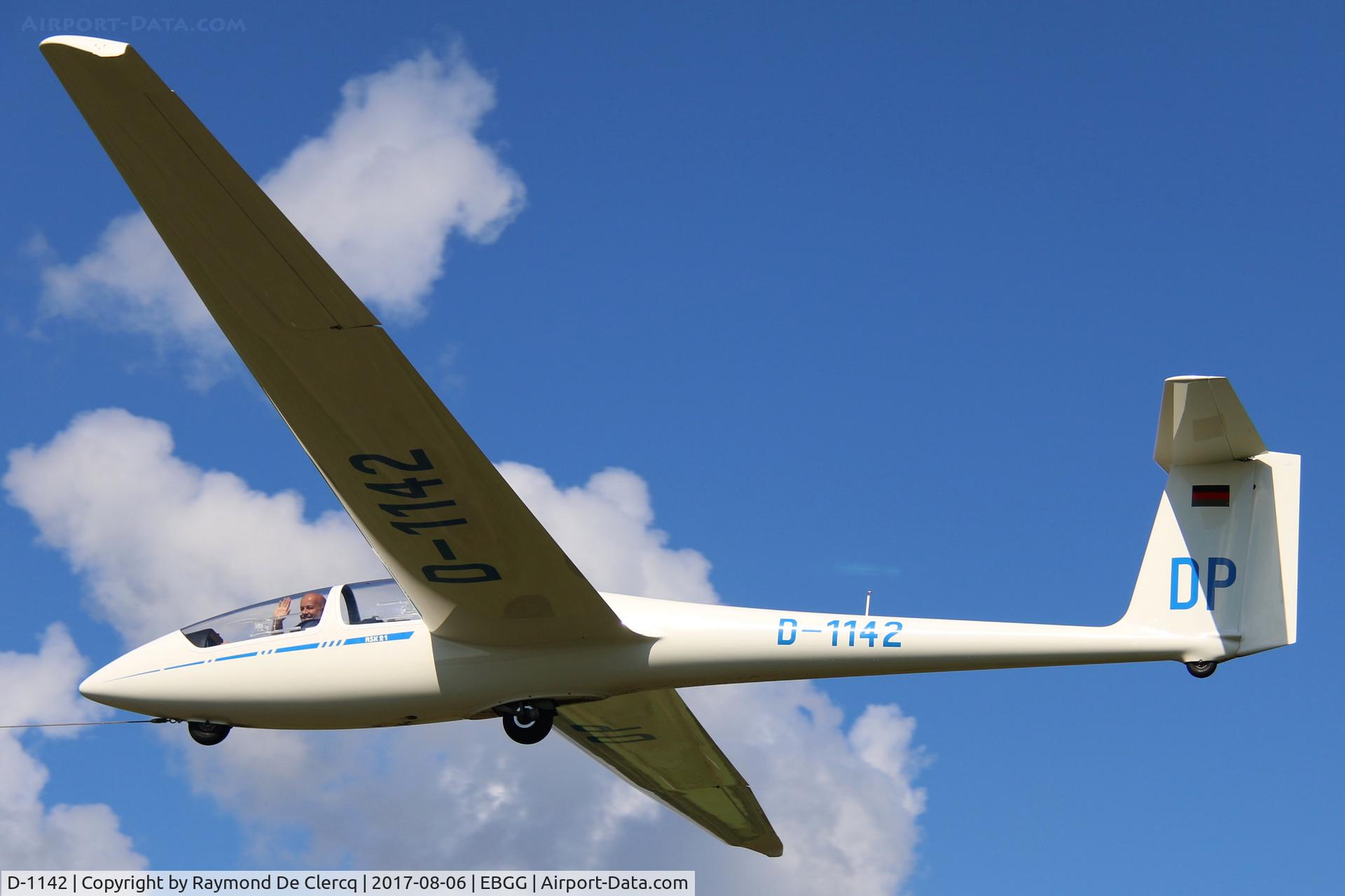 D-1142, Schleicher ASK-21 C/N 21274, At Overboelare.