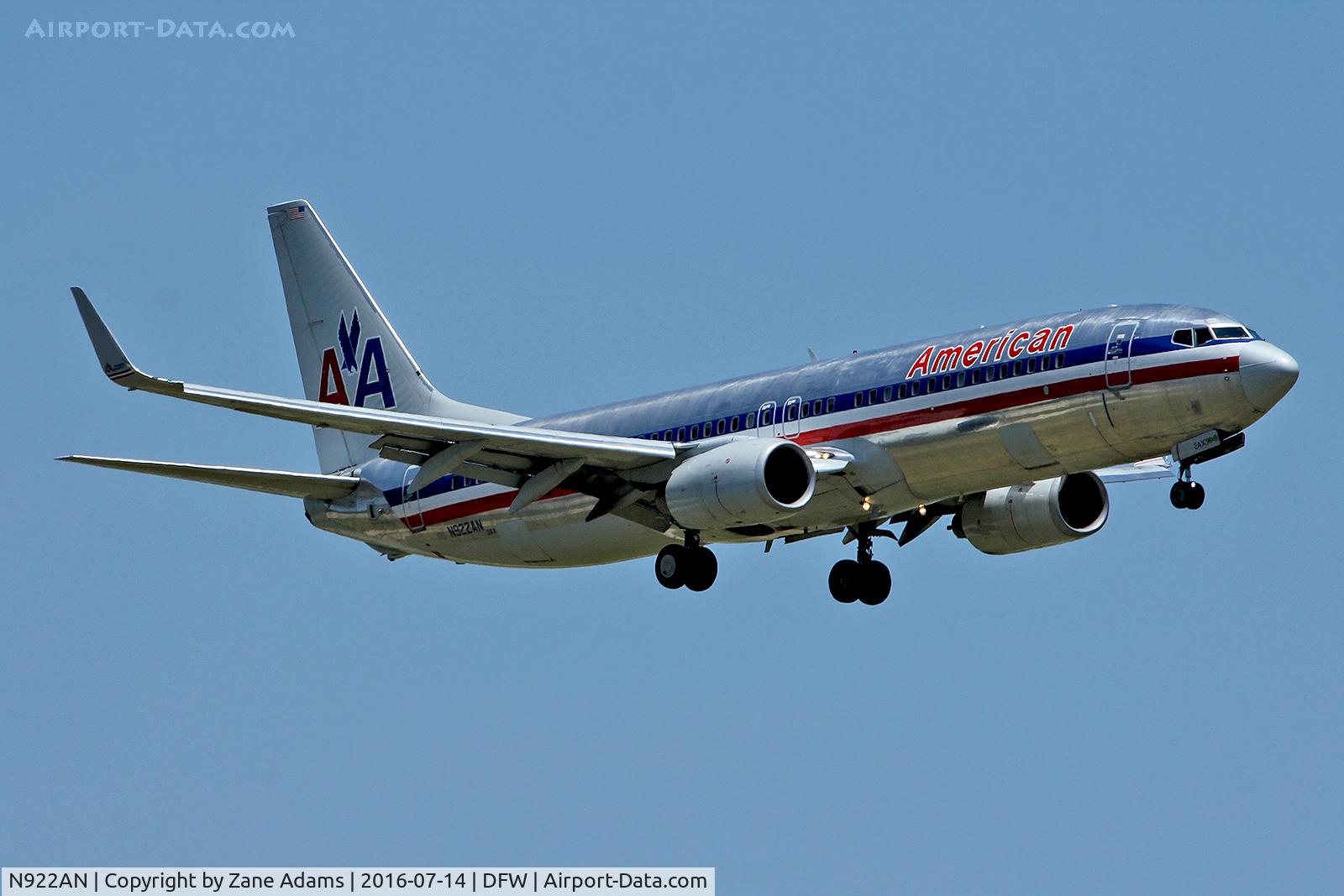 N922AN, 1999 Boeing 737-823 C/N 29523, Arriving at DFW Airport