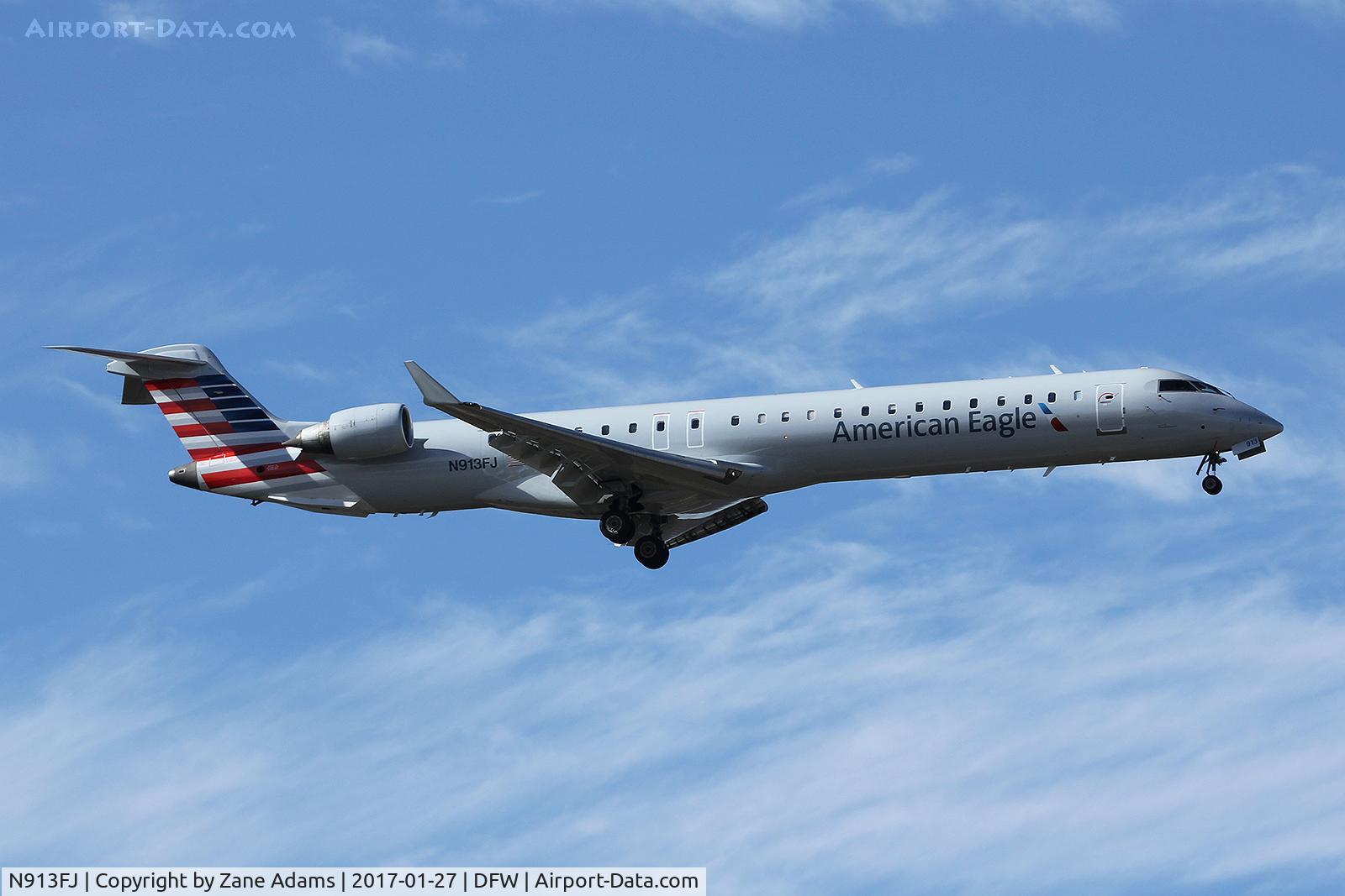 N913FJ, 2004 Bombardier CRJ-900ER (CL-600-2D24) C/N 15013, Arriving at DFW Airport