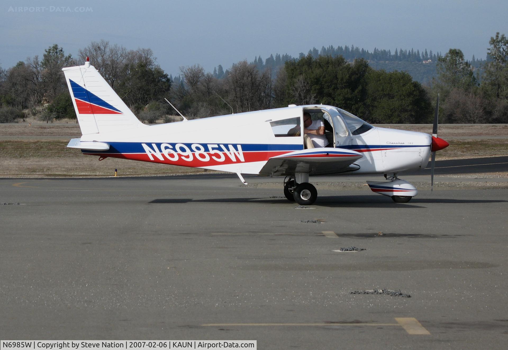 N6985W, 1965 Piper PA-28-140 C/N 28-21183, 1965 Piper PA-28-140 Cherokee from Yuba City, CA visiting @ Auburn Municipal Airport, CA