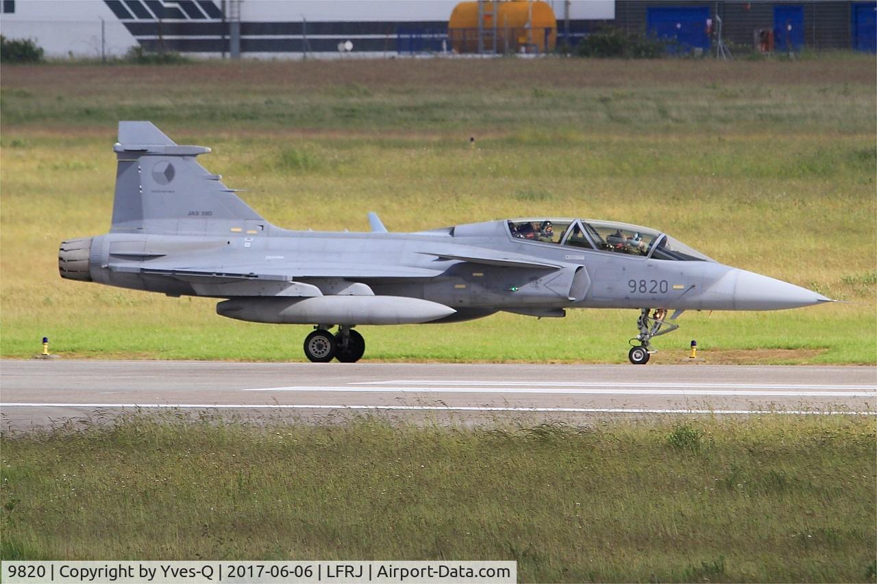 9820, 2005 Saab JAS-39D Gripen C/N 39820, Saab JAS-39D Gripen, Taxiing rwy 26, Landivisiau Naval Air Base (LFRJ) Tiger Meet 2017