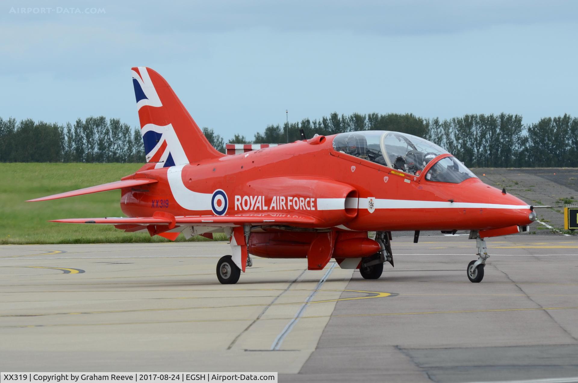 XX319, 1980 Hawker Siddeley Hawk T.1A C/N 162/312144, Departing from Norwich.