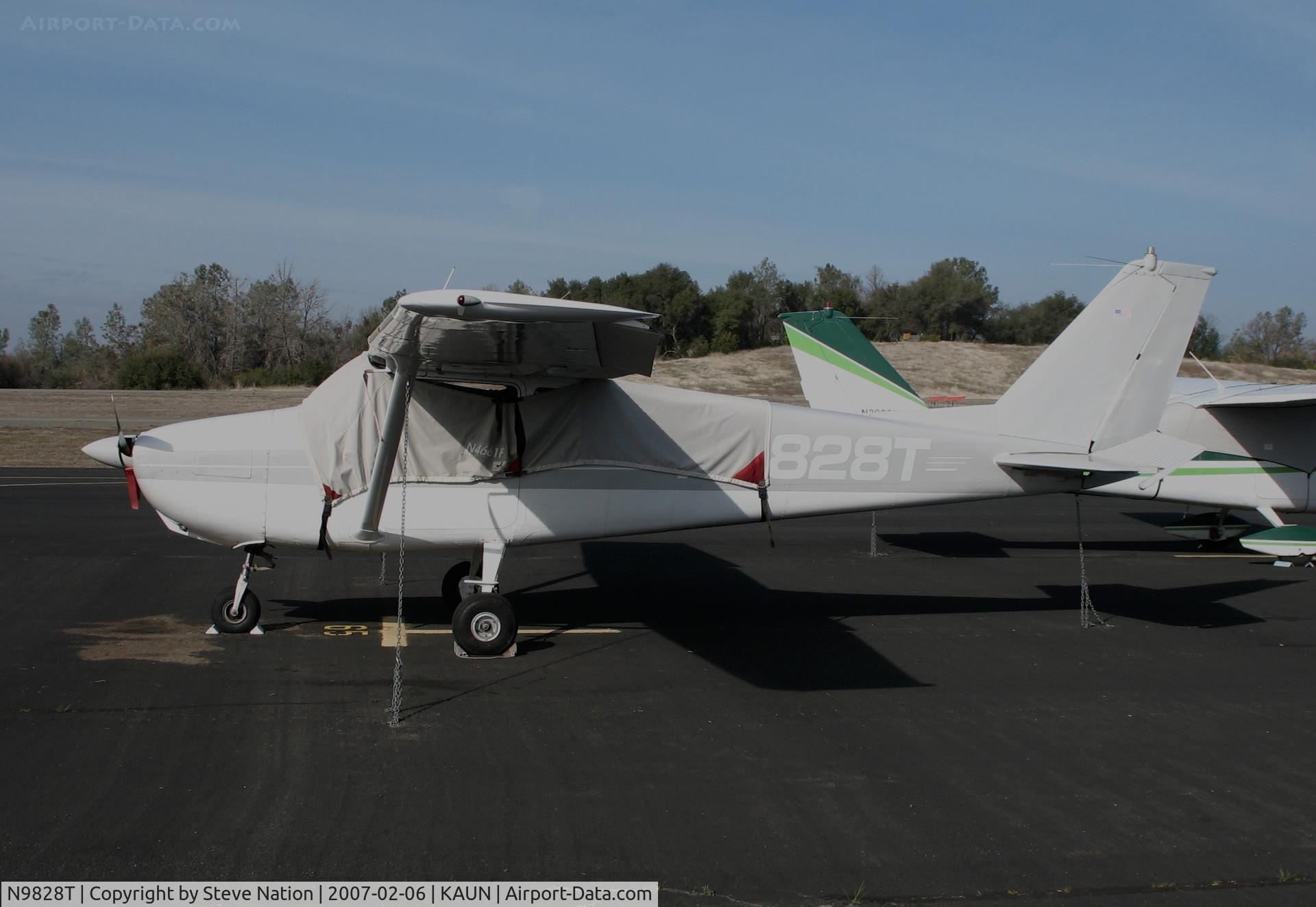 N9828T, 1960 Cessna 172A C/N 47628, Locally-based straight tail 1960 Cessna 172A Skyhawk 