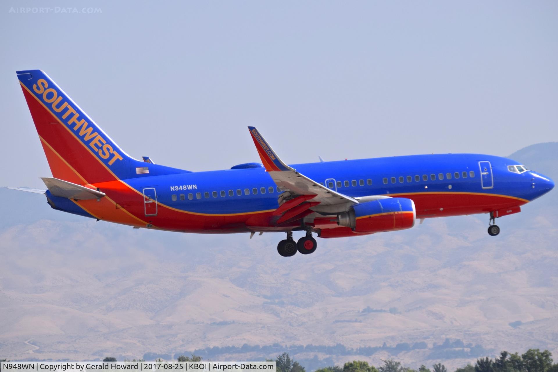 N948WN, 2010 Boeing 737-7H4 C/N 36662, Landing RWY 10R.